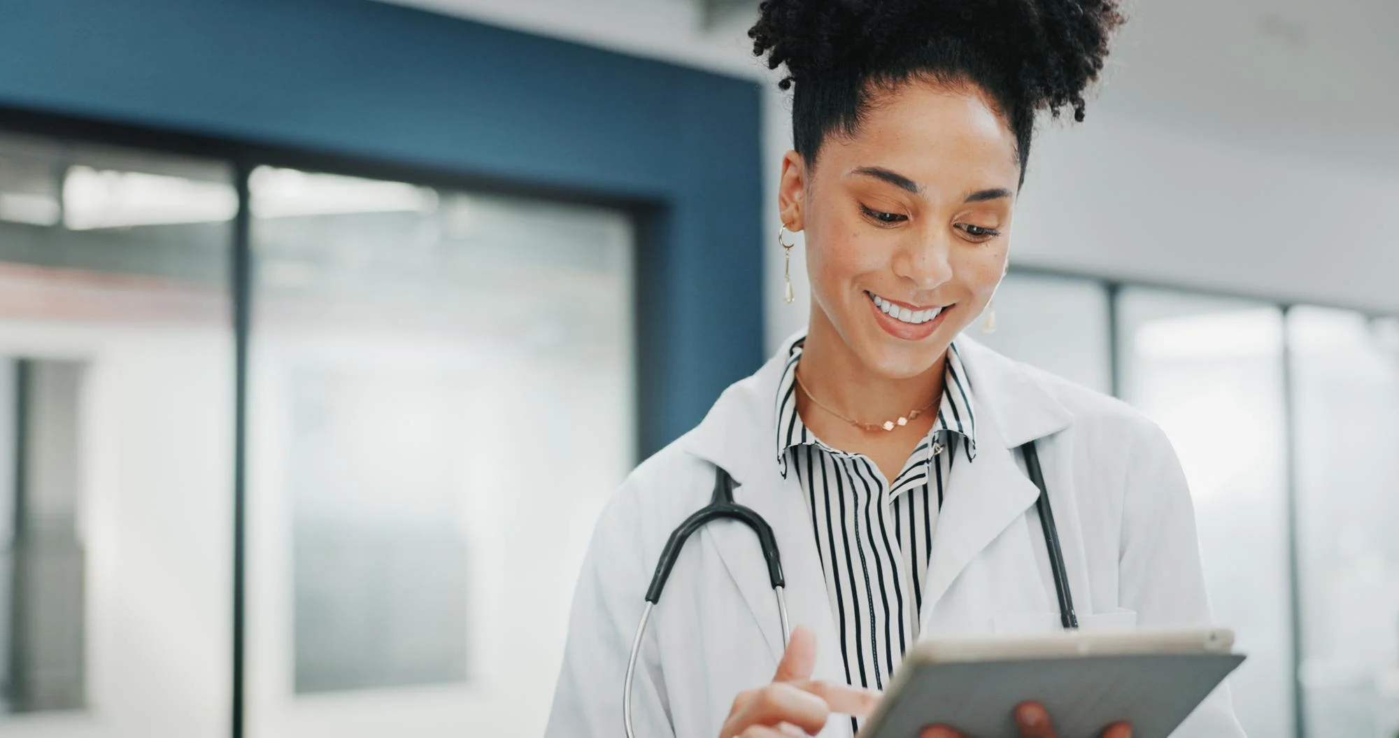 Ärztin mit Tablet in der Klinik