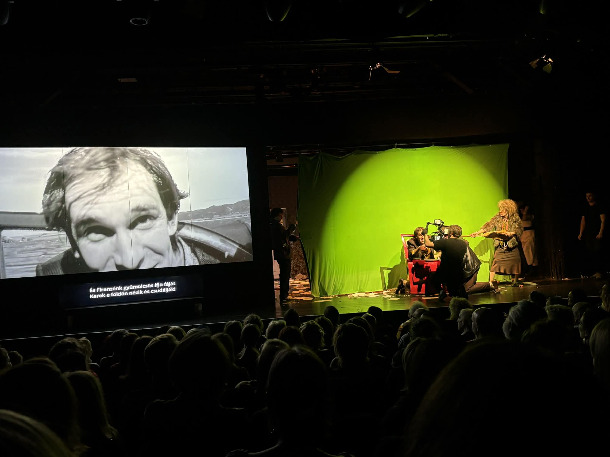 Green screen jelenelt a DZSANNI élőfilm a Katona József Színház nagyszínpadán.