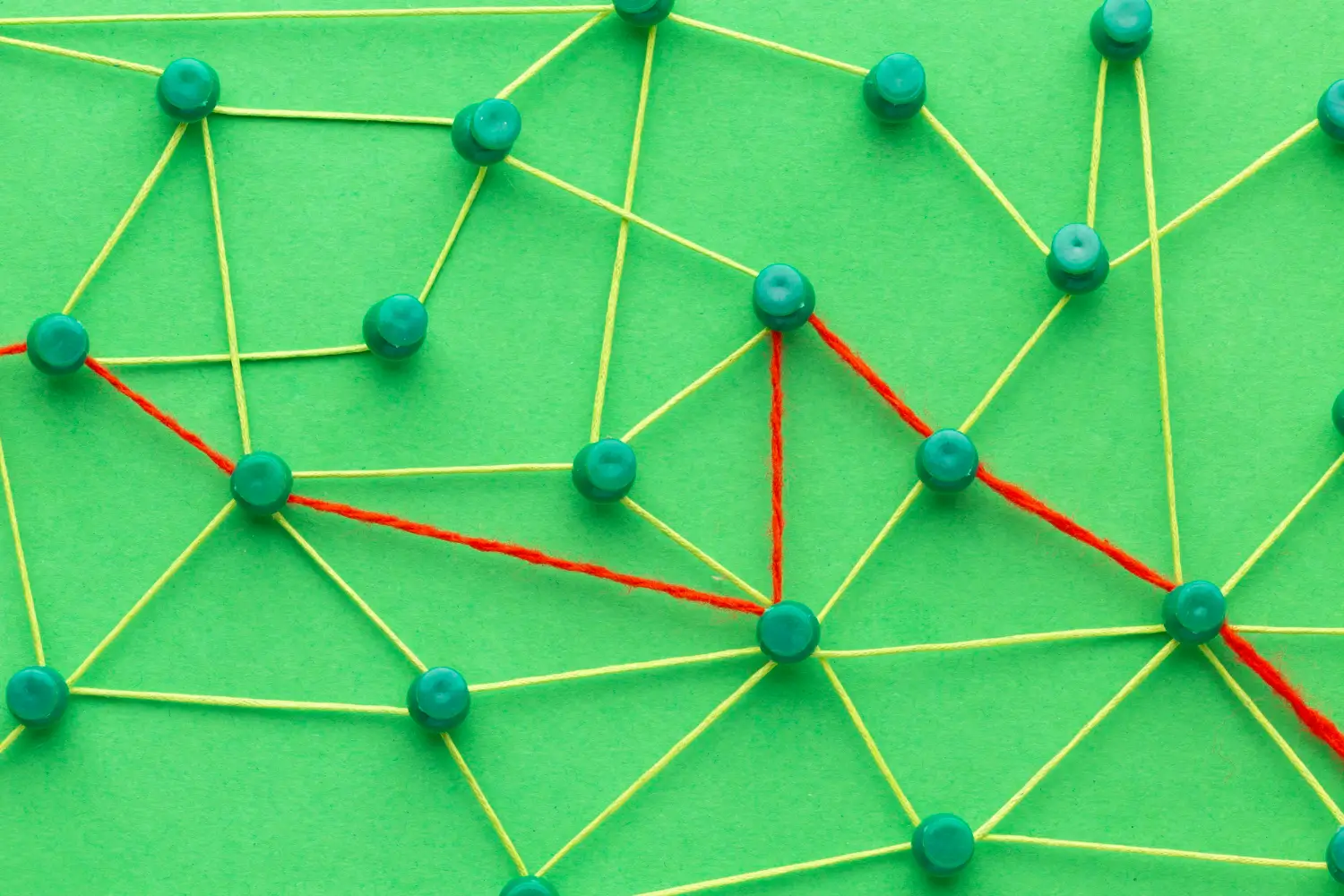 Raptiye ve iplerle oluşturulmuş ağ diyagramında kırmızı çizgiyle vurgulanan bağlantı yolu.