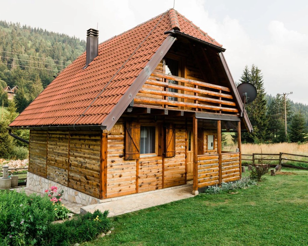 Slika vikendice Planinska kuća Rašo na Tari je autentična brvnara okružena šumom, idealna za ljubitelje prirode i odmora u srcu Nacionalnog parka Tara, sa spektakularnim pogledom na planinske vrhove i čistim vazduhom.