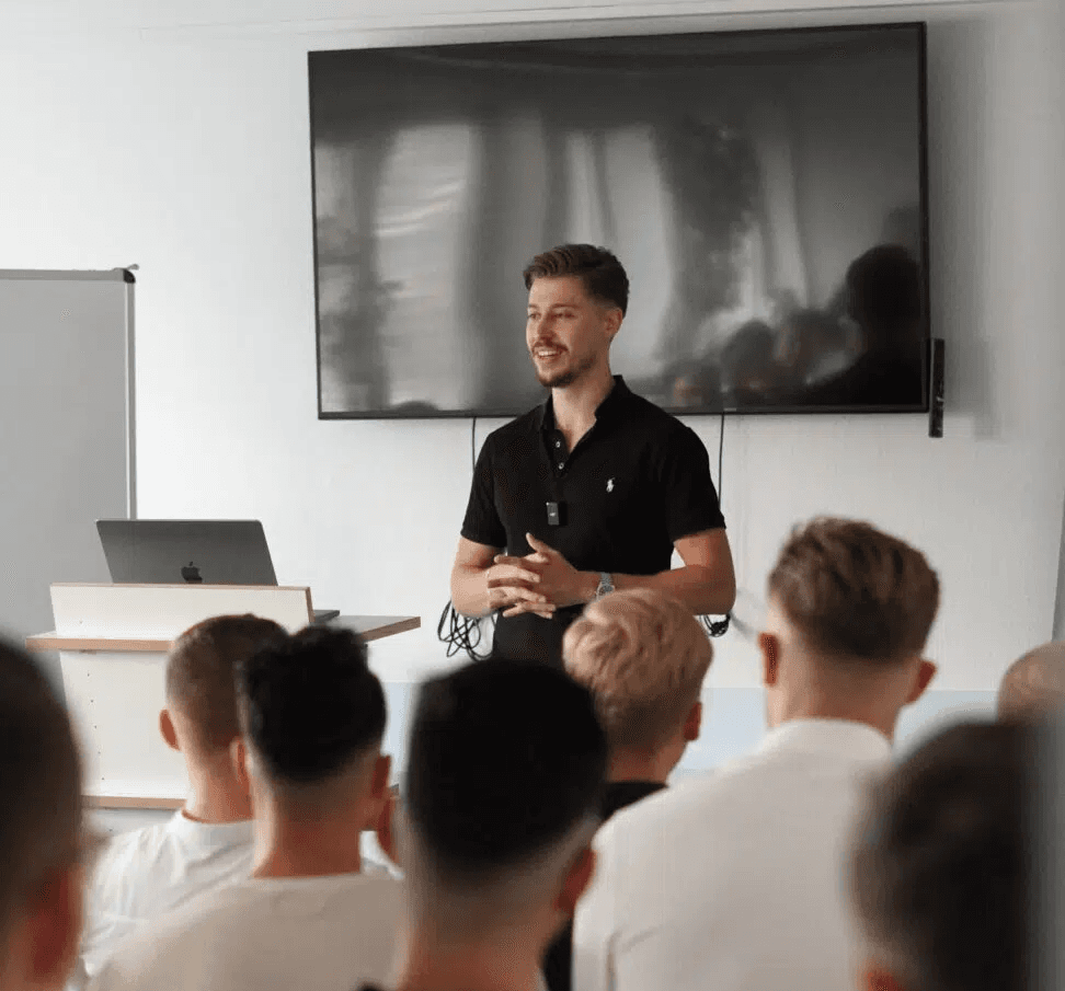 ein bild von lasse Landeck beim live coaching