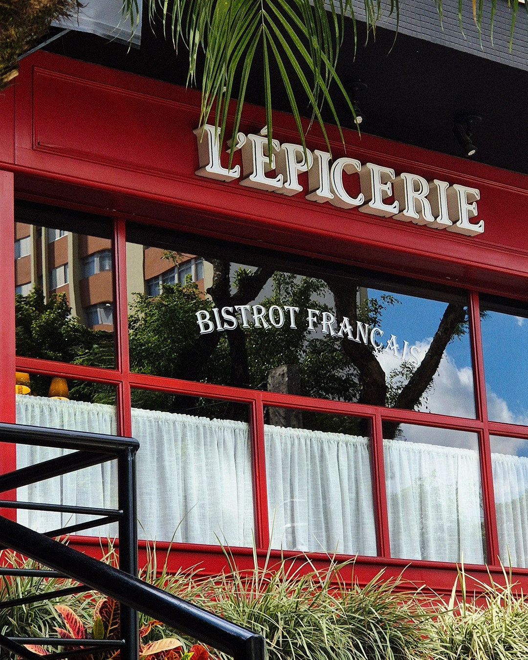 O L’Épicerie é um renomado bistrô francês destacando-se na gastronomia local com pratos tradicionais e premiados.  