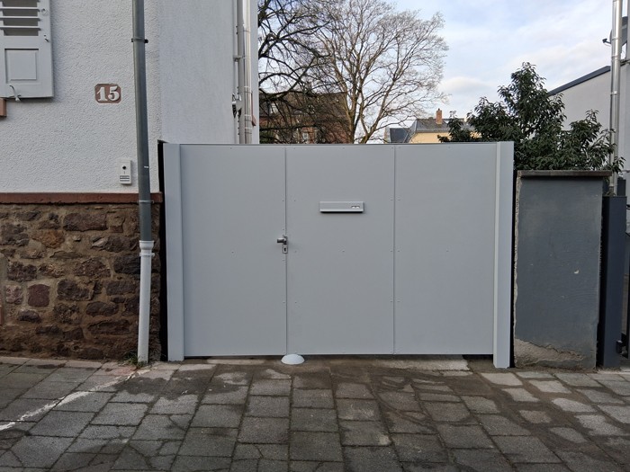 Hellgraußes Metalltor. 