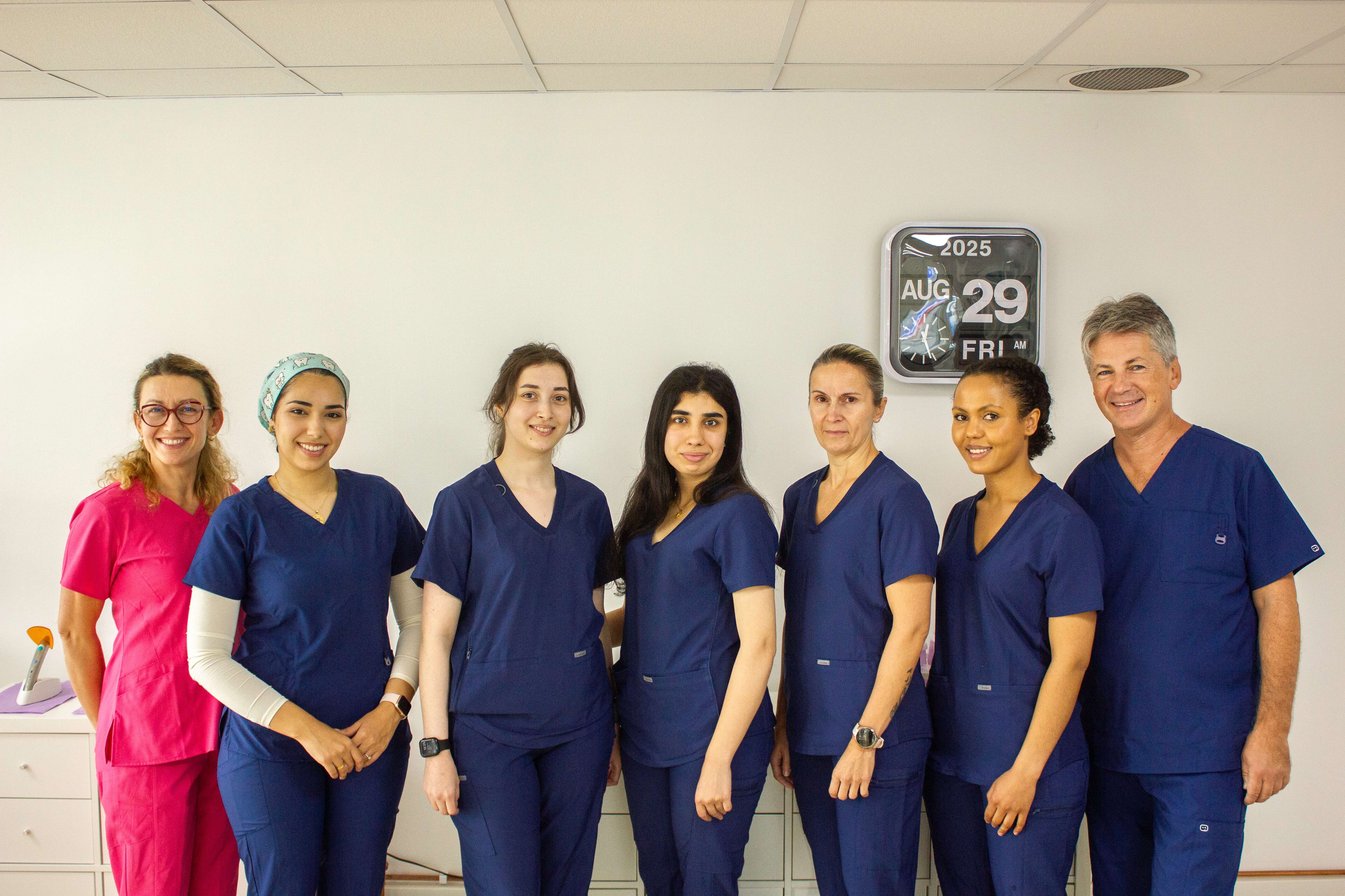 Tannlegeteamet ved Haugenstua Tannlegesenter i Oslo, profesjonelle tannleger og assistenter i moderne klinikkmiljø.