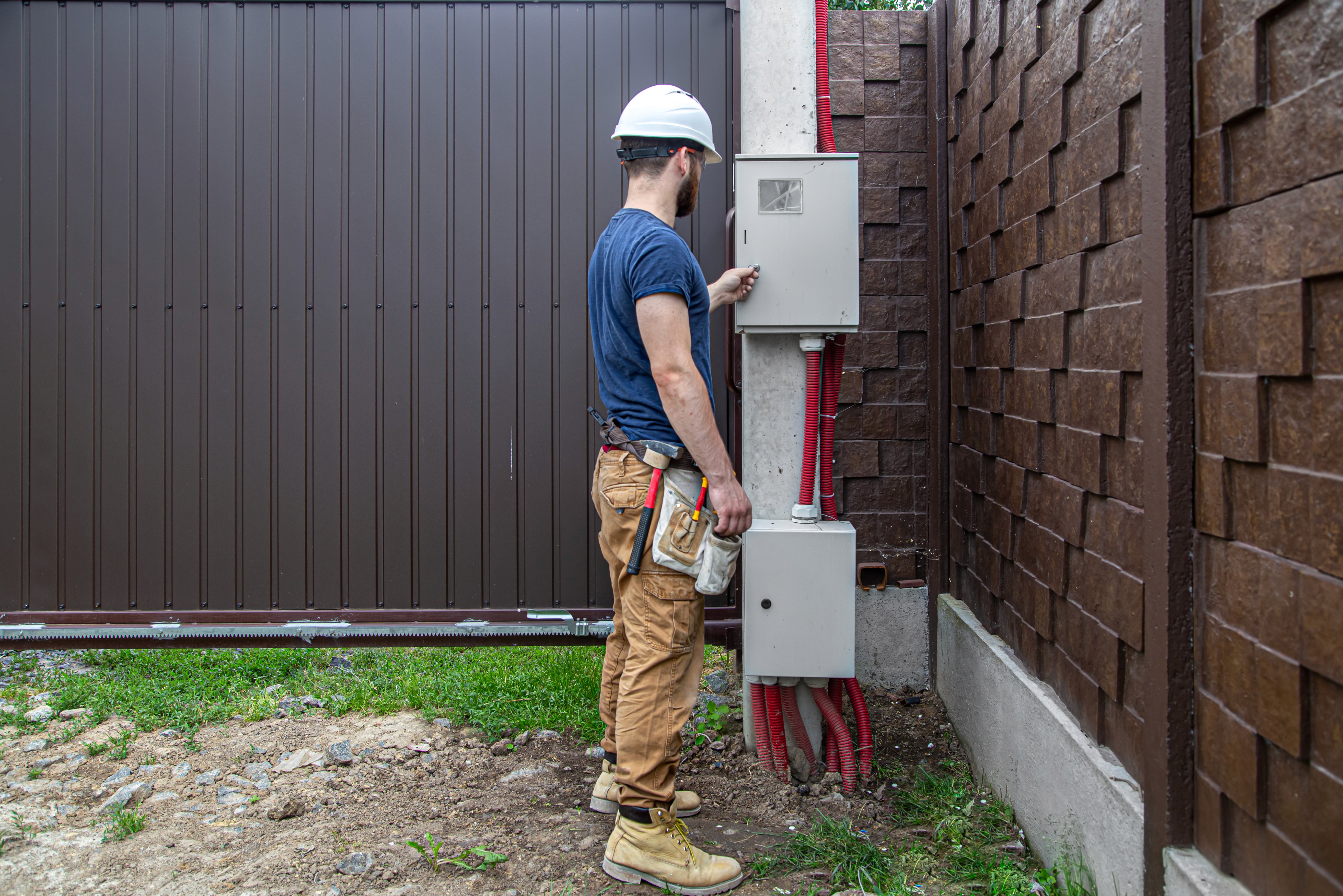 Installateur certifié IRVE en intervention sur une borne de recharge