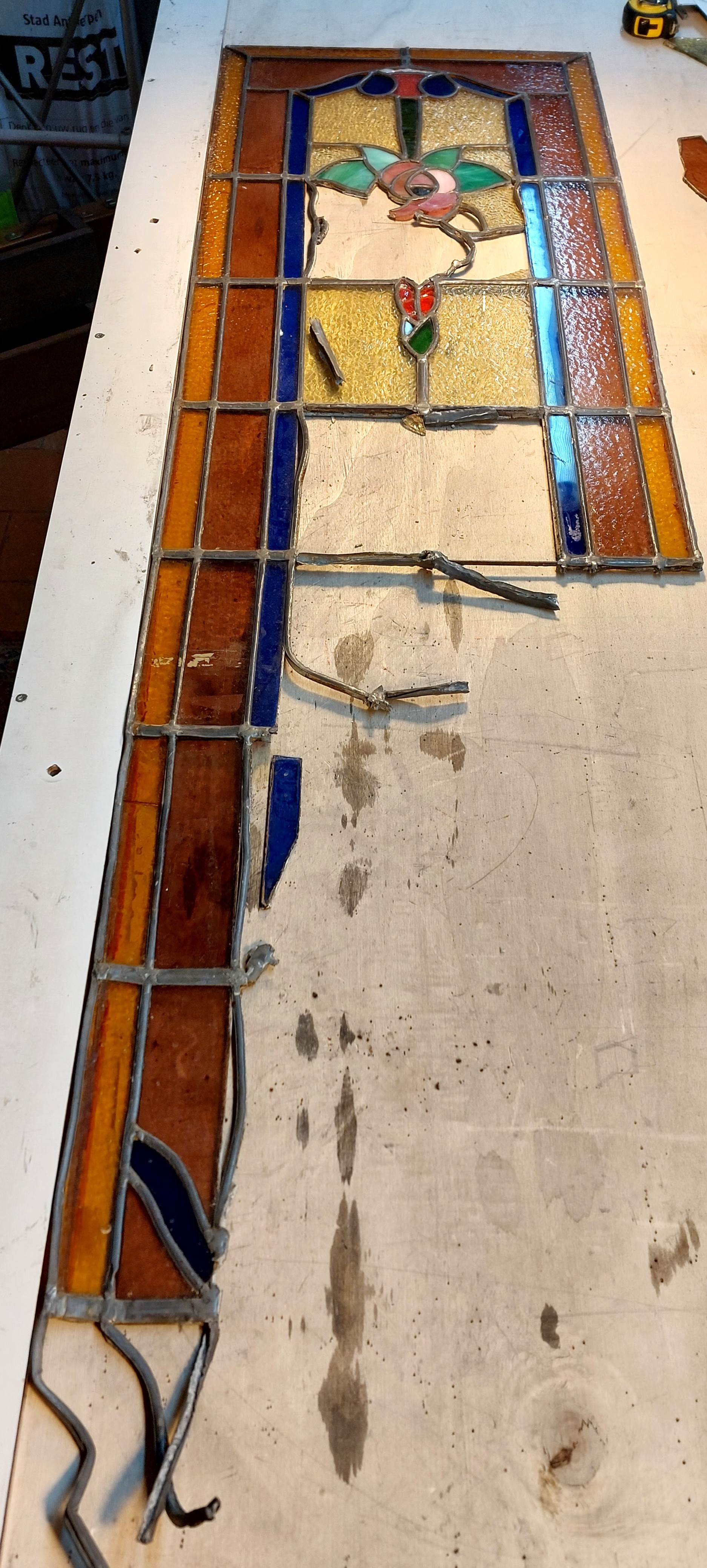 Glaspaneel voor reparatie - meer dan de helft van het paneel was verdwenen - Dilbeek