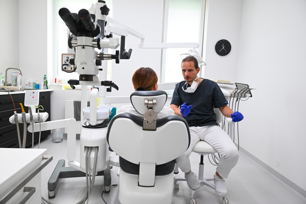 Doktor vysvetluje pacien