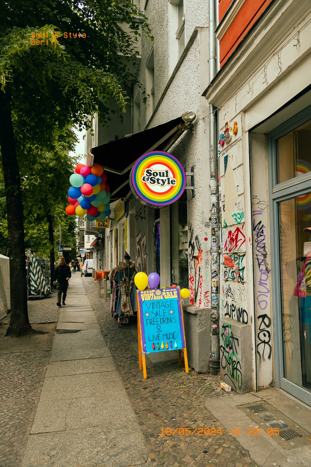 Façade du shop "Soul & Style" avec pancarte arc‑en‑ciel et ballon