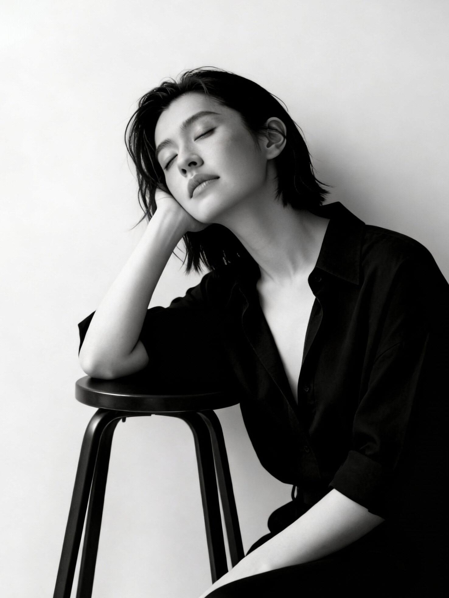 Artistic black and white portrait photography woman by Lefty Studio