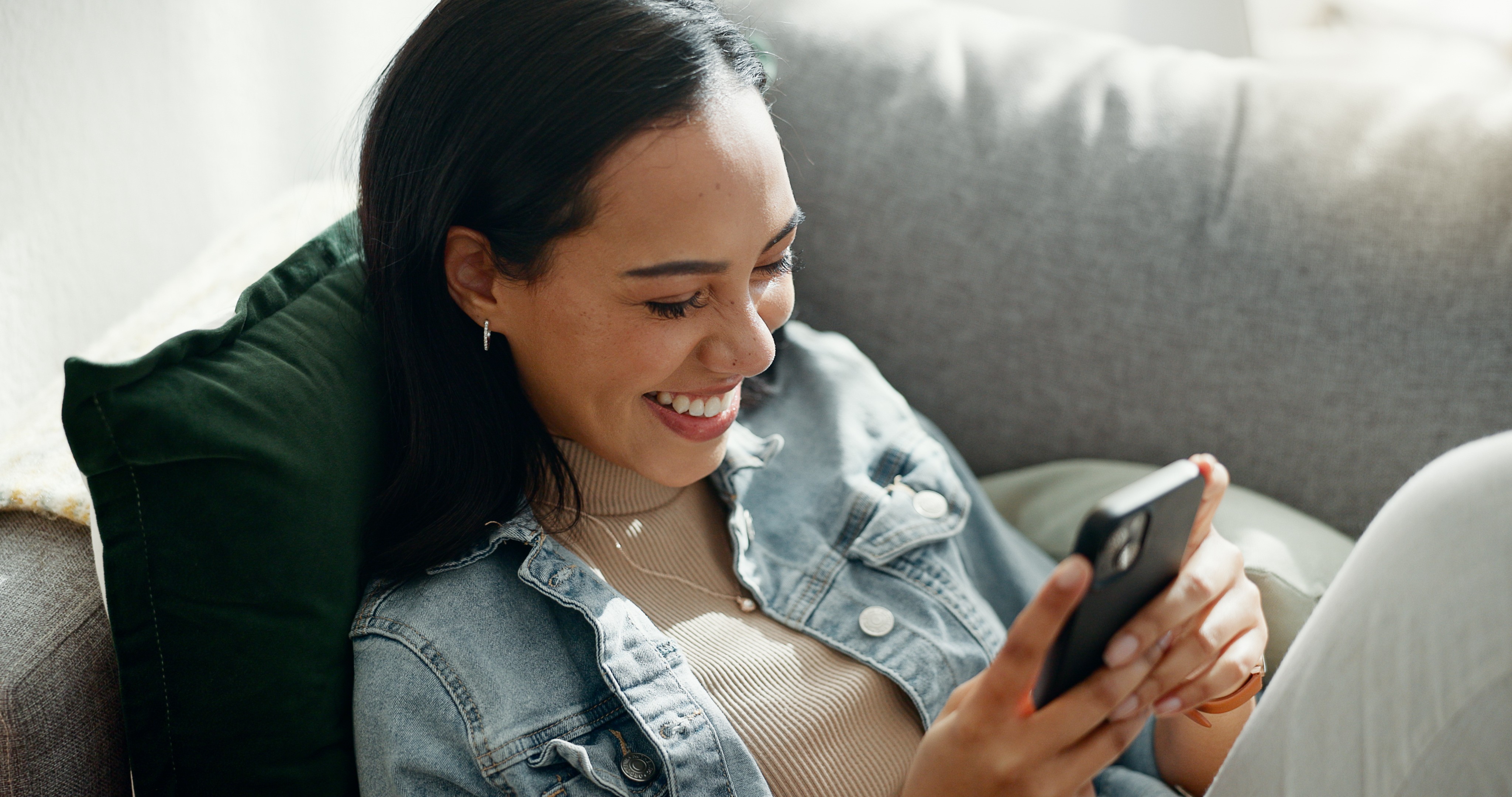 Smiling woman using the Kruidvat app