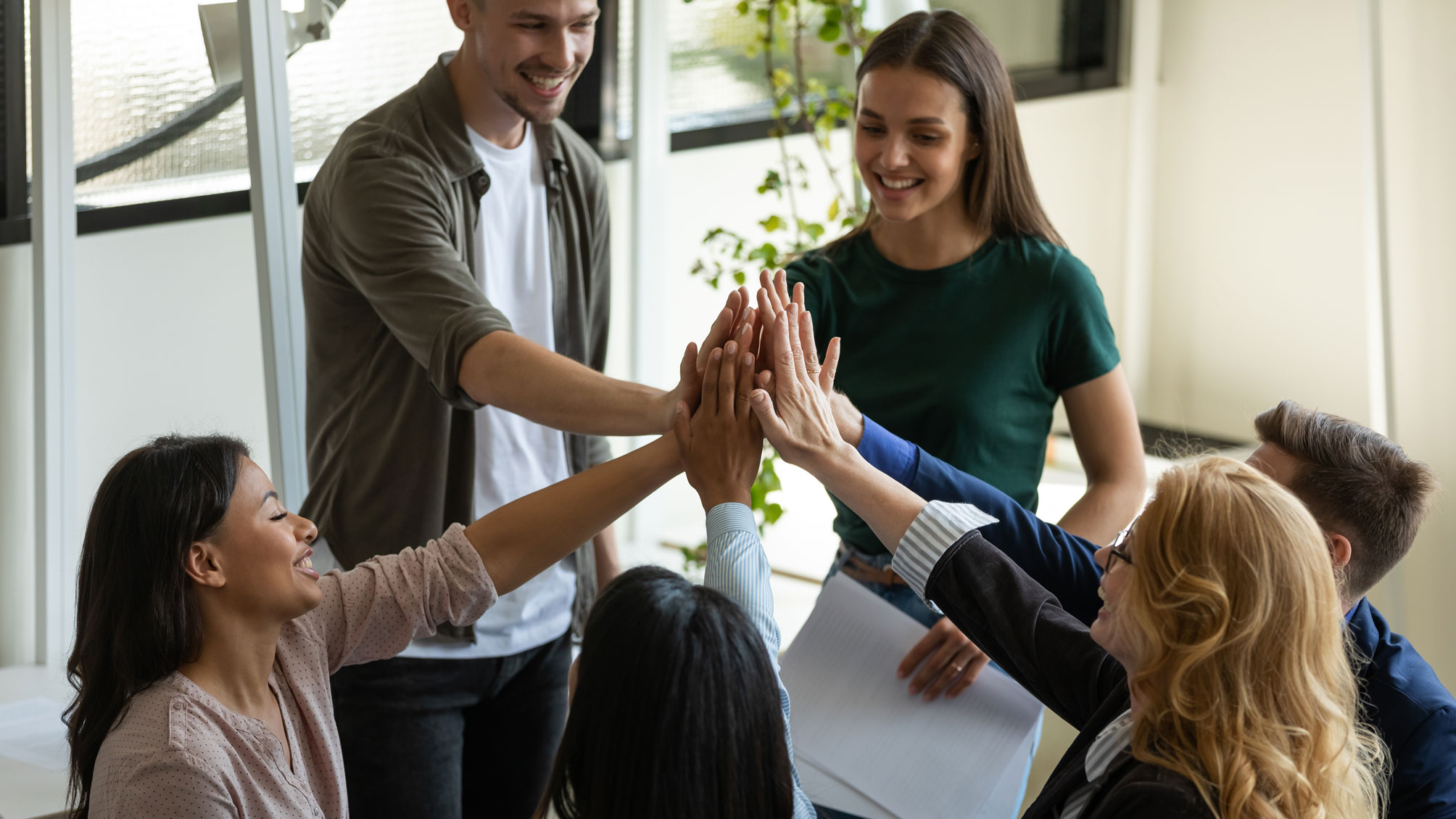 collaborateurs-partageant-un-moment-de-cohésion-illustrant-le-bien-être-au-travail