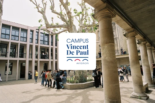 photo représentant la cours du lycée vincent de paul d'avignon avec son logo au milieu de l'image