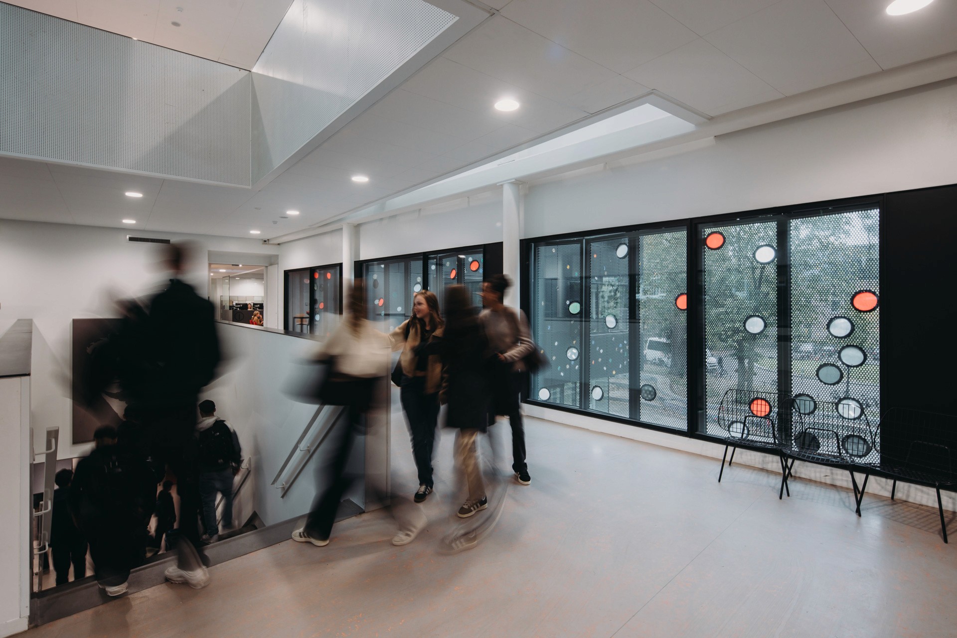 Photo of the interior spaces in the hallway, entrance area and corridor of the new connecting building of the Metis Montessori Lyceum in Amsterdam