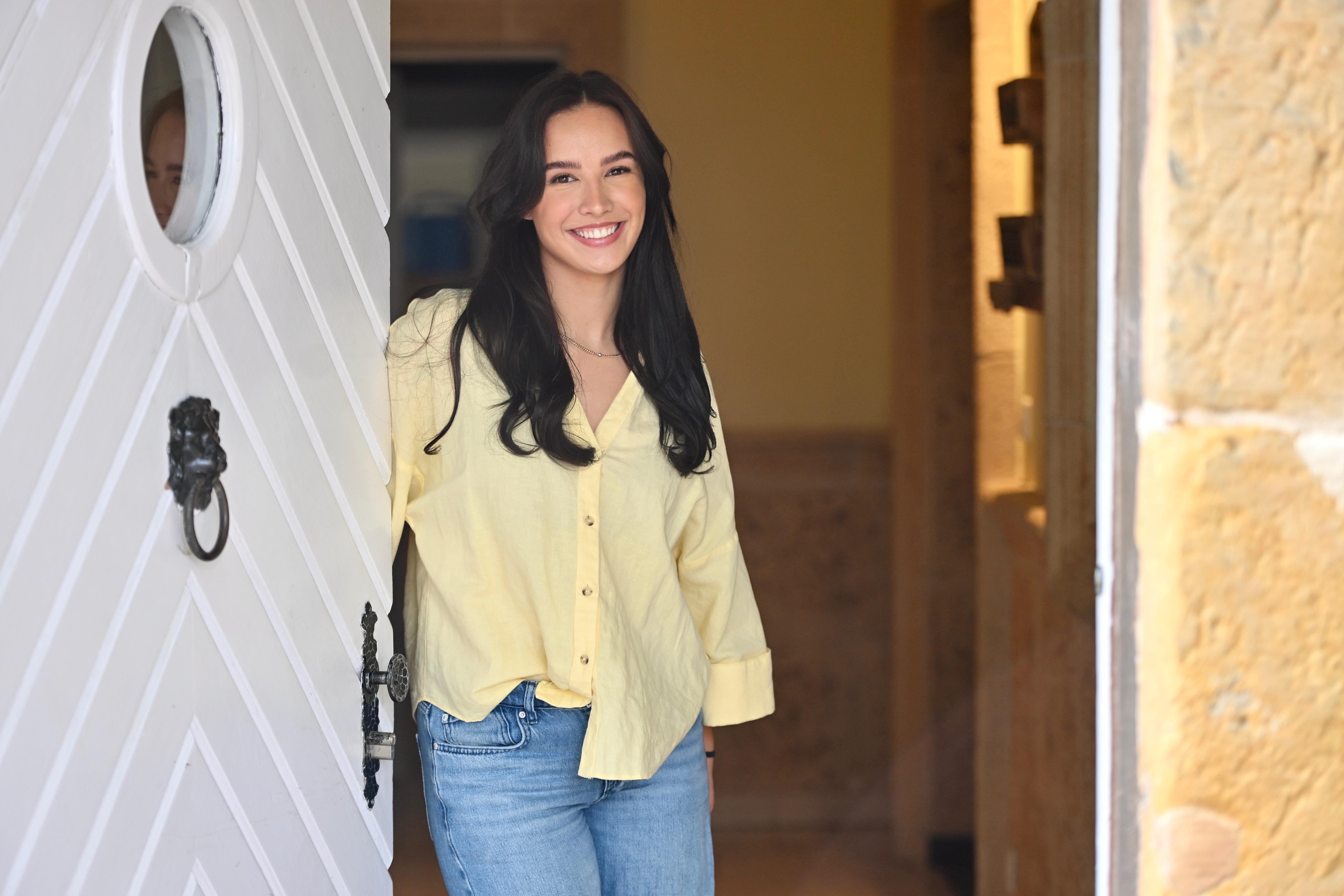 Lea Westerwalbesloh begrüßt mit einem freundlichen Lächeln in ihrer Praxis