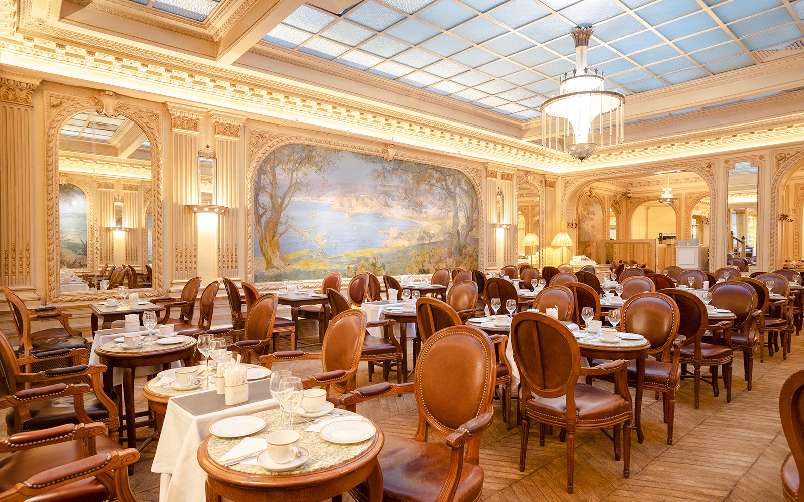 Phòng ăn sang trọng của Angelina Rivoli với bức tranh tường, Paris, Pháp.