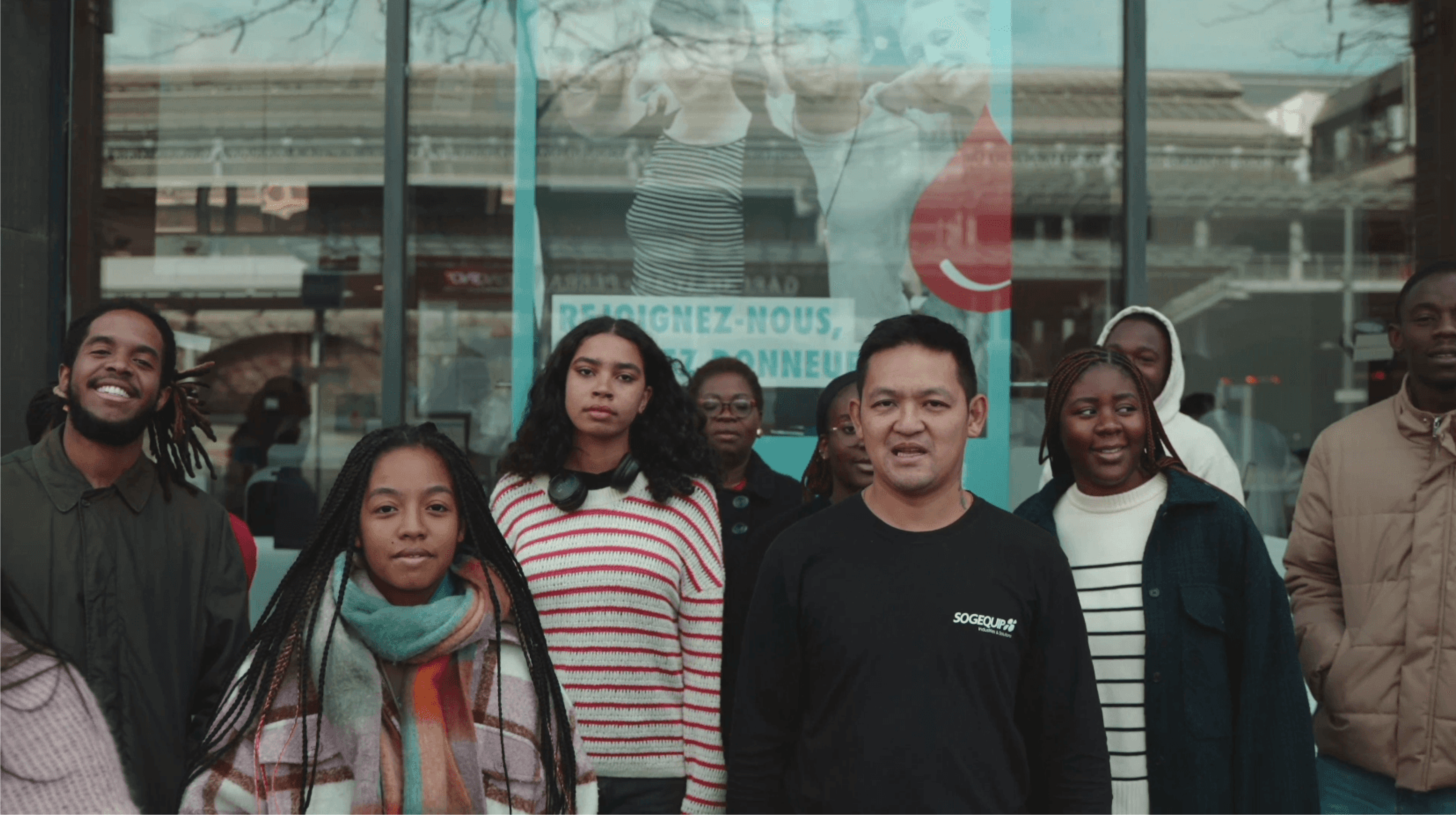 Photo d'un groupe de personnes devant un centre de don du sang