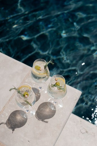 Gin & tonics by the sea, capturing Russell&Stellar’s refined spirit of discovery