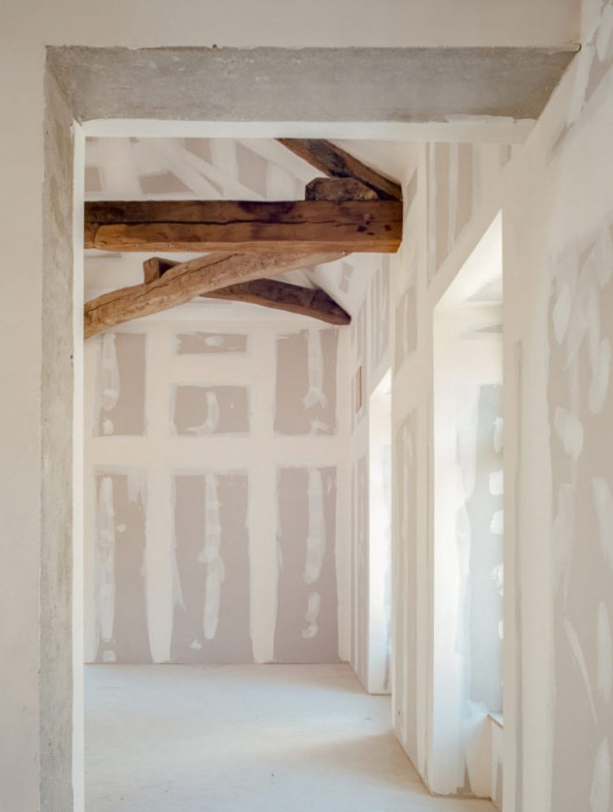 close up sur un pot de fleur rouge