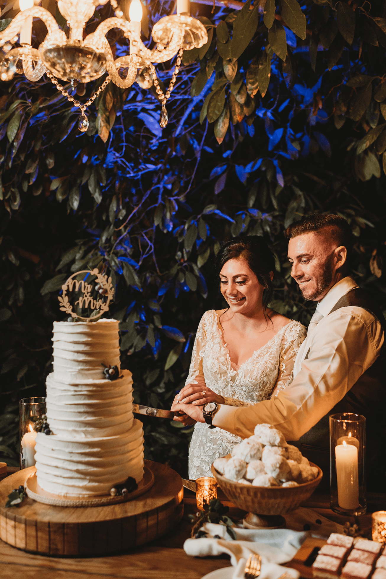Cake cutting photo at Gerry Ranch reception