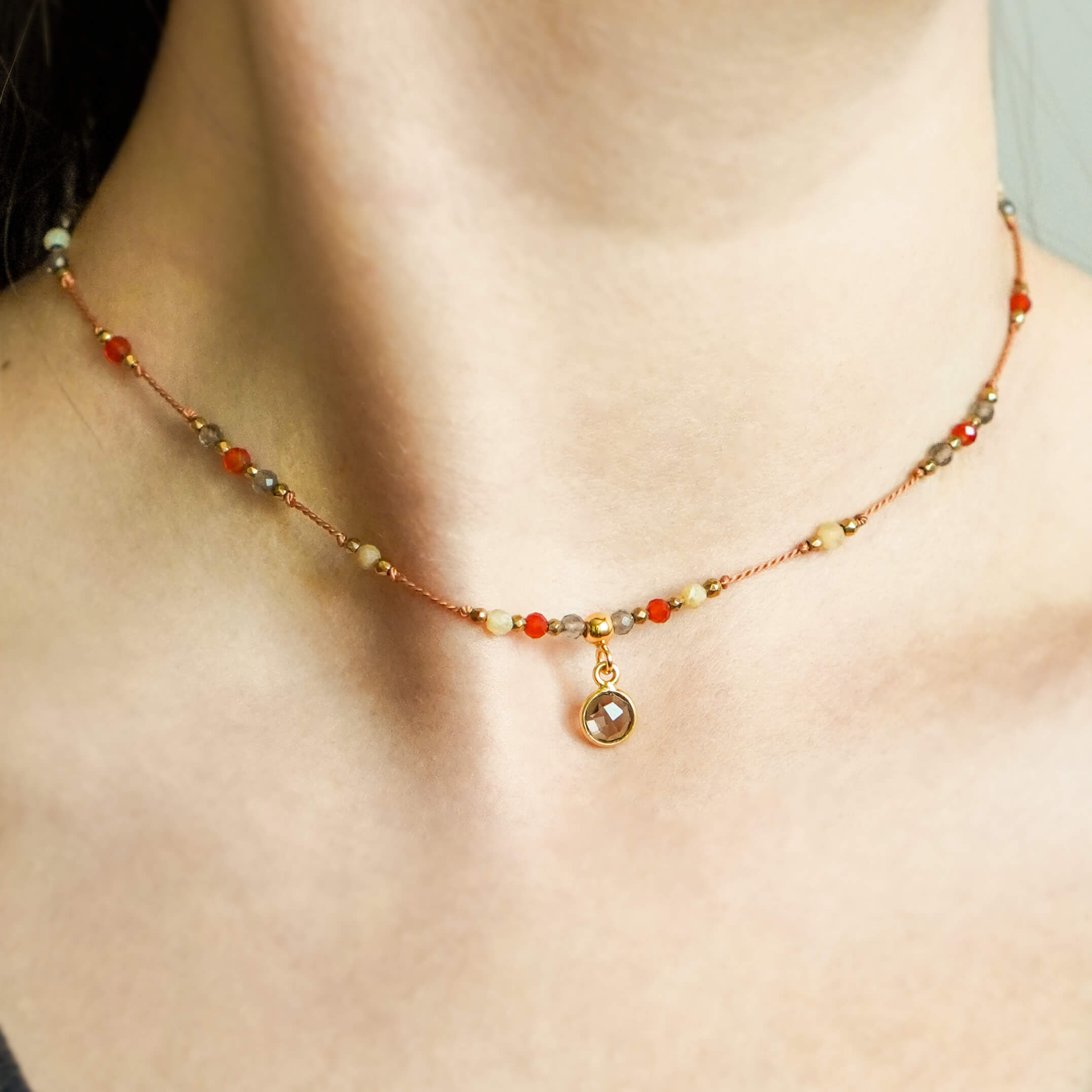 Naszyjnik boho na jedwabnej nici z kwarcem dymnym karneolem i opalem żółtym