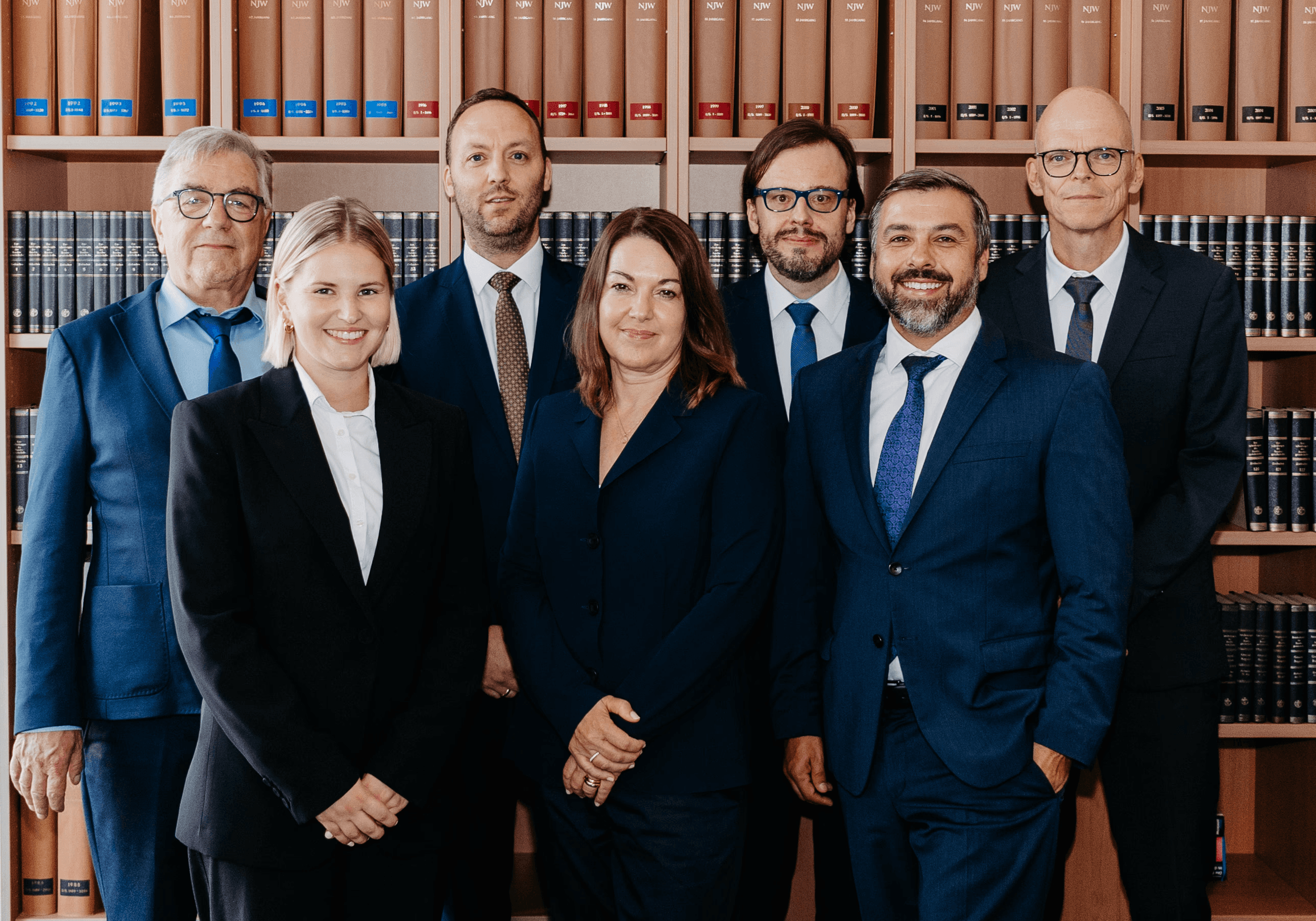 Das Team der Kleiser Rechtsanwaltsgesellschaft mbH vor einem Bücherregal