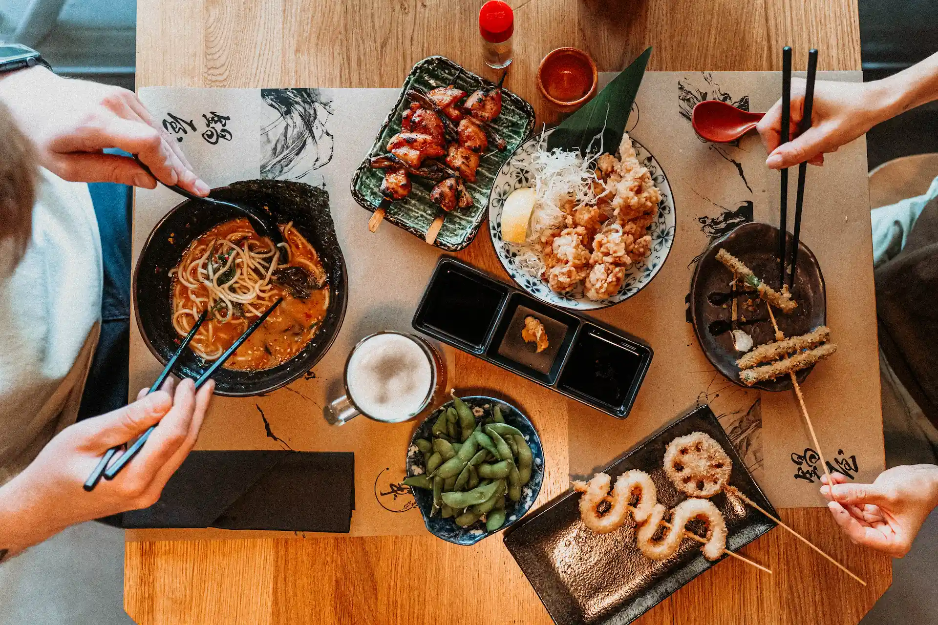 Stół z daniami w Mugi Izakaya w Warszawie