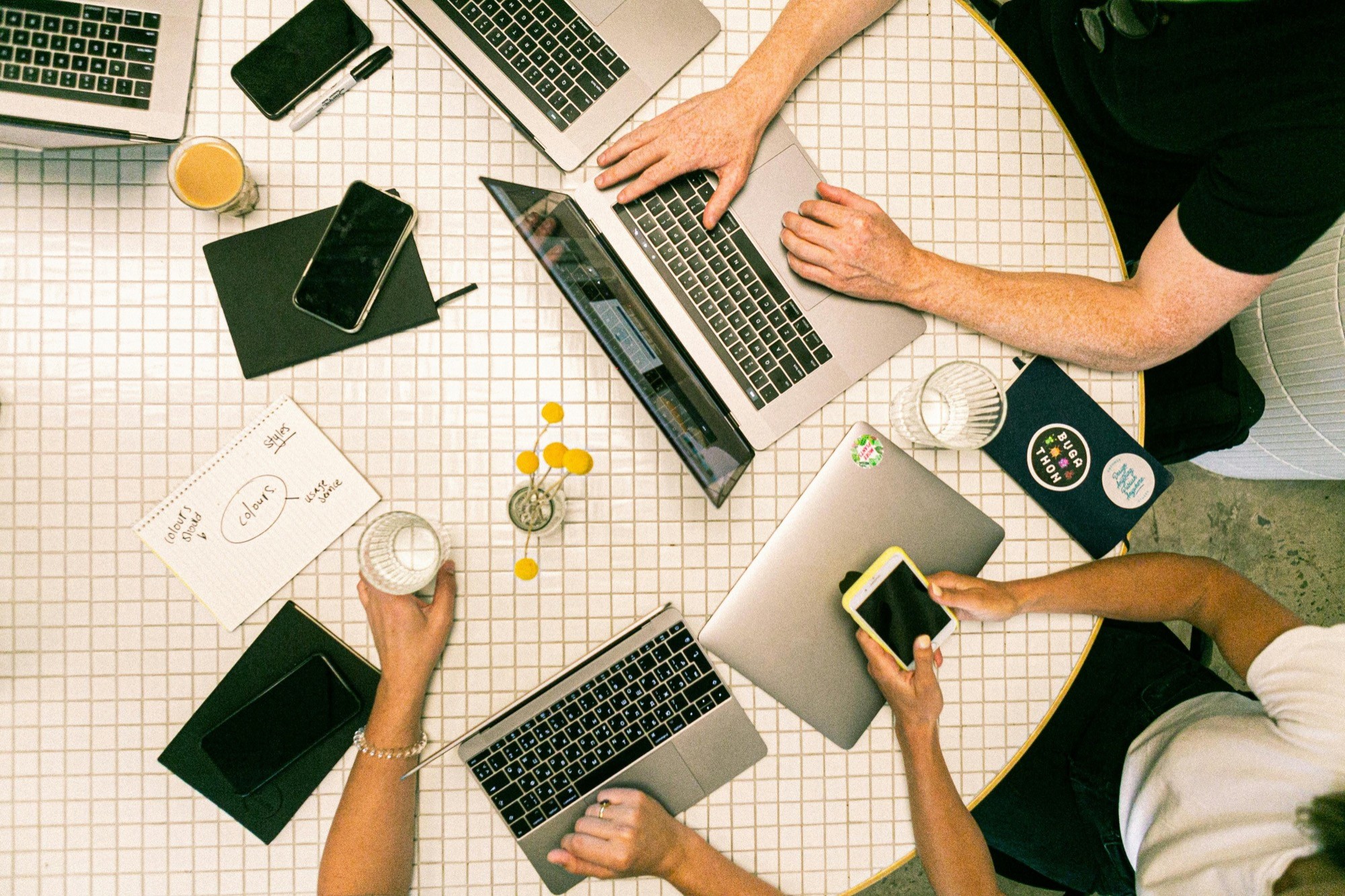 Das OVERVIEW Team bei der gemeinsamen Arbeit