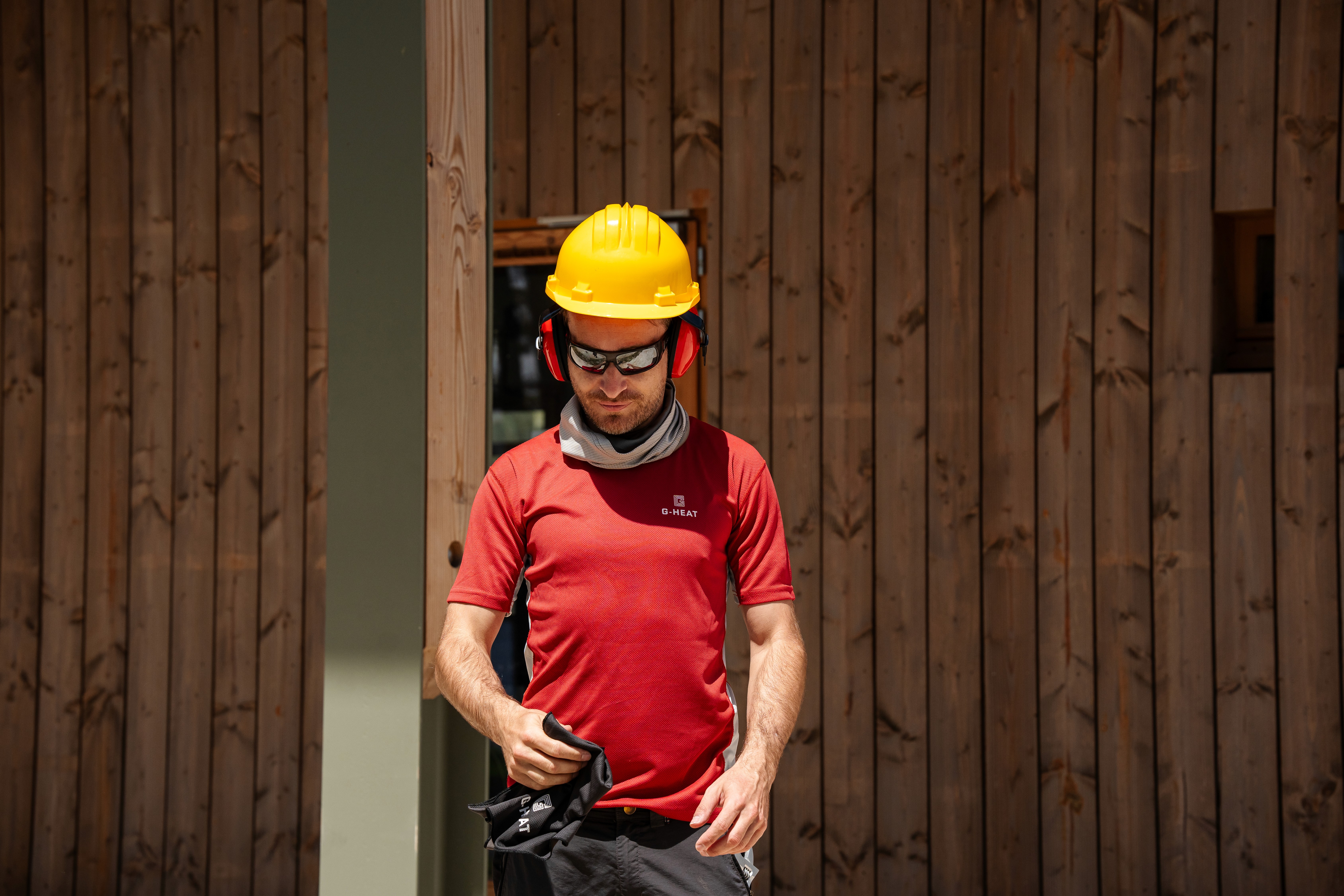 Ouvrier en extérieur avec t-shirt rafraîchissant G-Heat protection chaleur