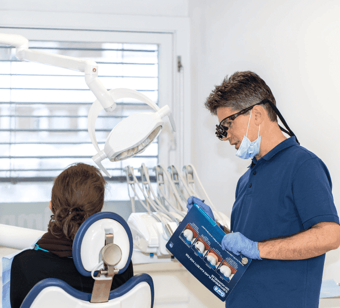 En gruppe unge mennesker ligger sammen og smiler, et uttrykk for glede, vennskap og selvtillit.