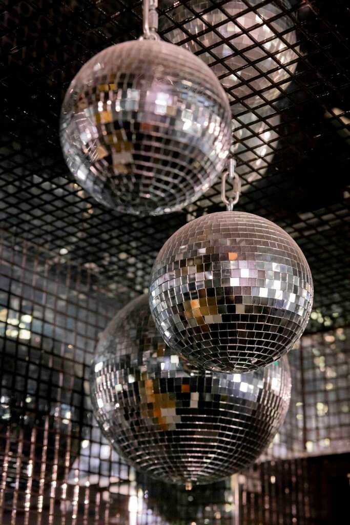 Boule à facettes argentée dans l'ambiance festive d'un salon ECLA Group à Paris