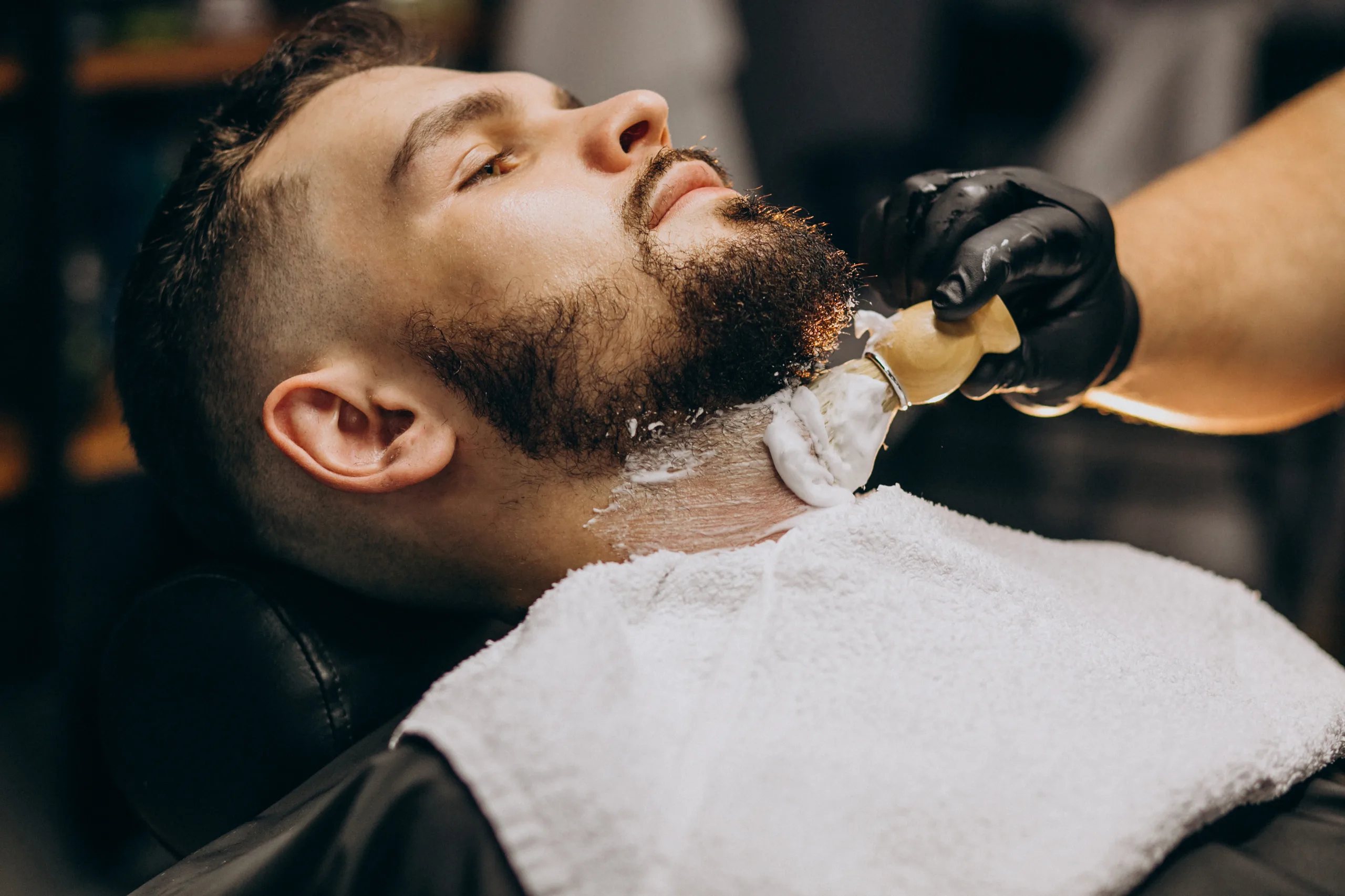 cliente relaxando durante atendimento de barbear