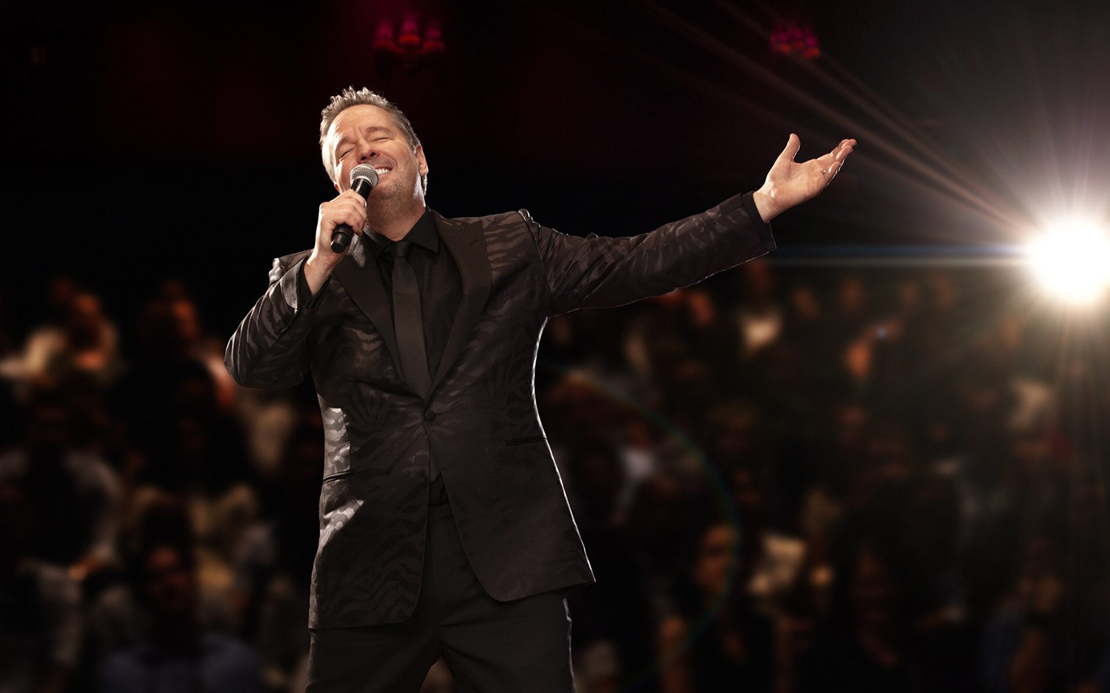 Terry Fator apresenta o seu famoso número de ventriloquismo em Las Vegas, exibindo o seu talento de cem vozes e mil risadas