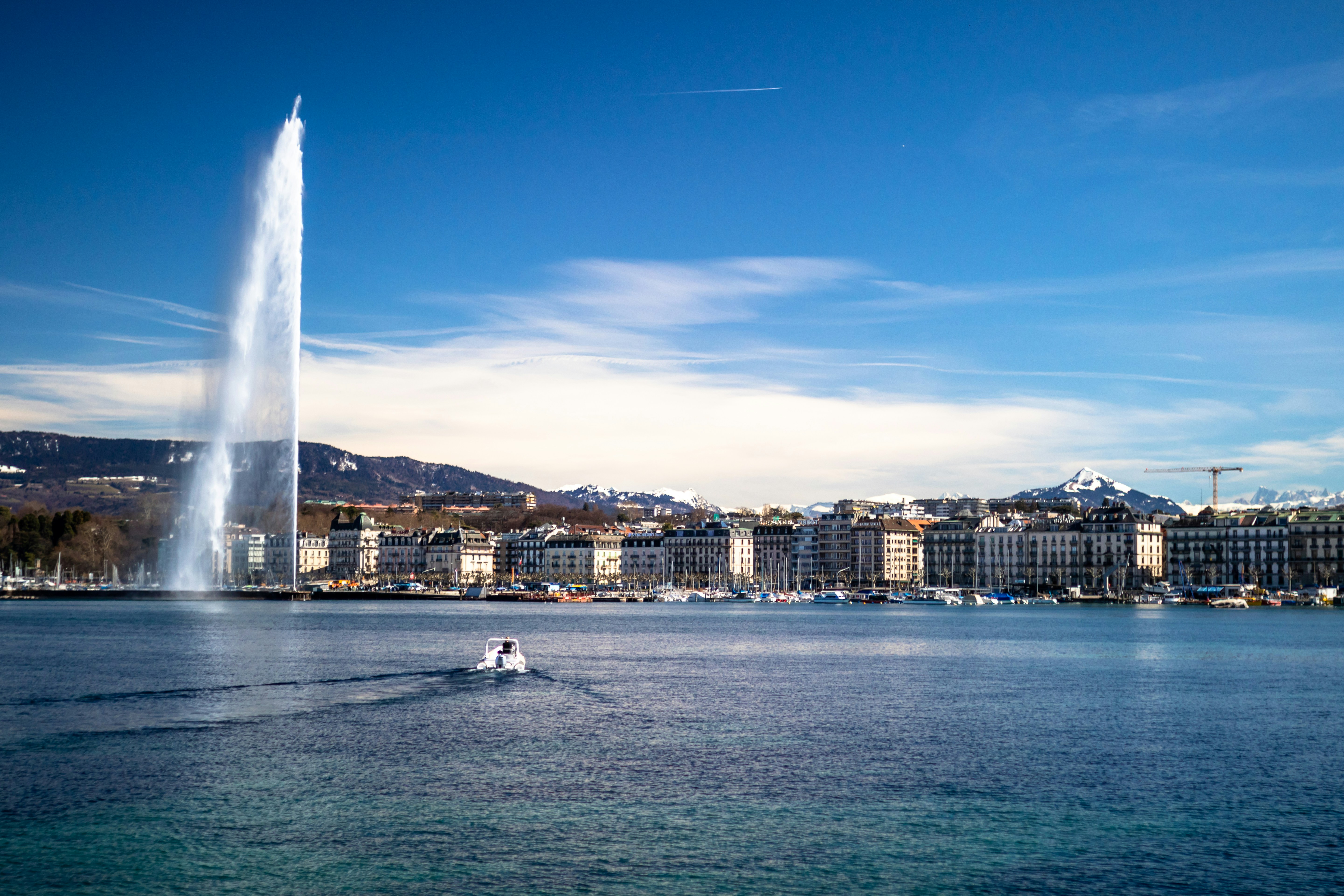 Jet d’Eau fountain and Geneva waterfront with Alps in the background — iconic view of Switzerland.