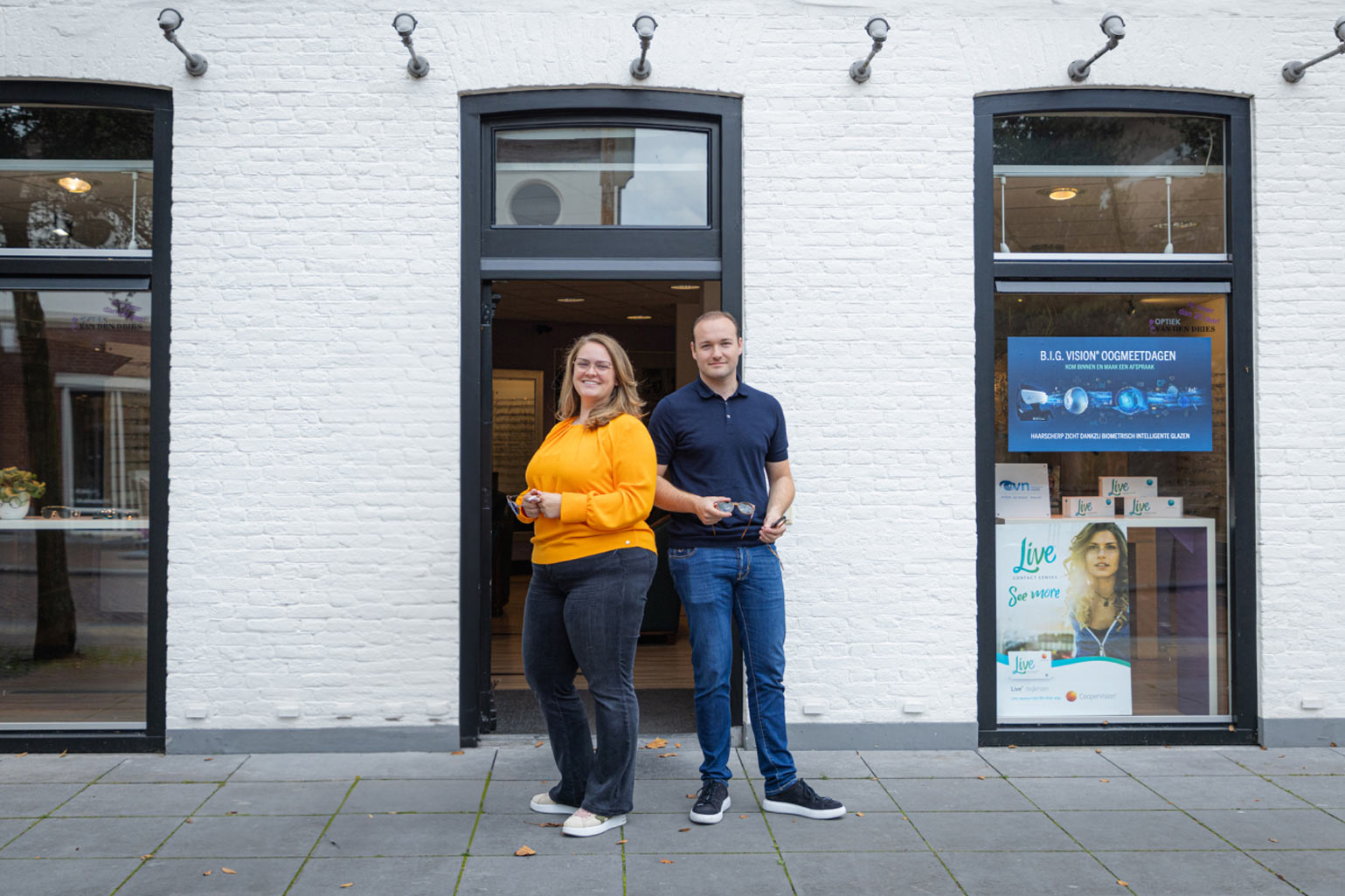 Perrine en Stas staan voor de optiek in Drunen.