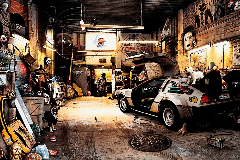 Décor d'un jeu PopCorn Garage, un garage poussiéreux rempli de références de films cultes à retrouver.