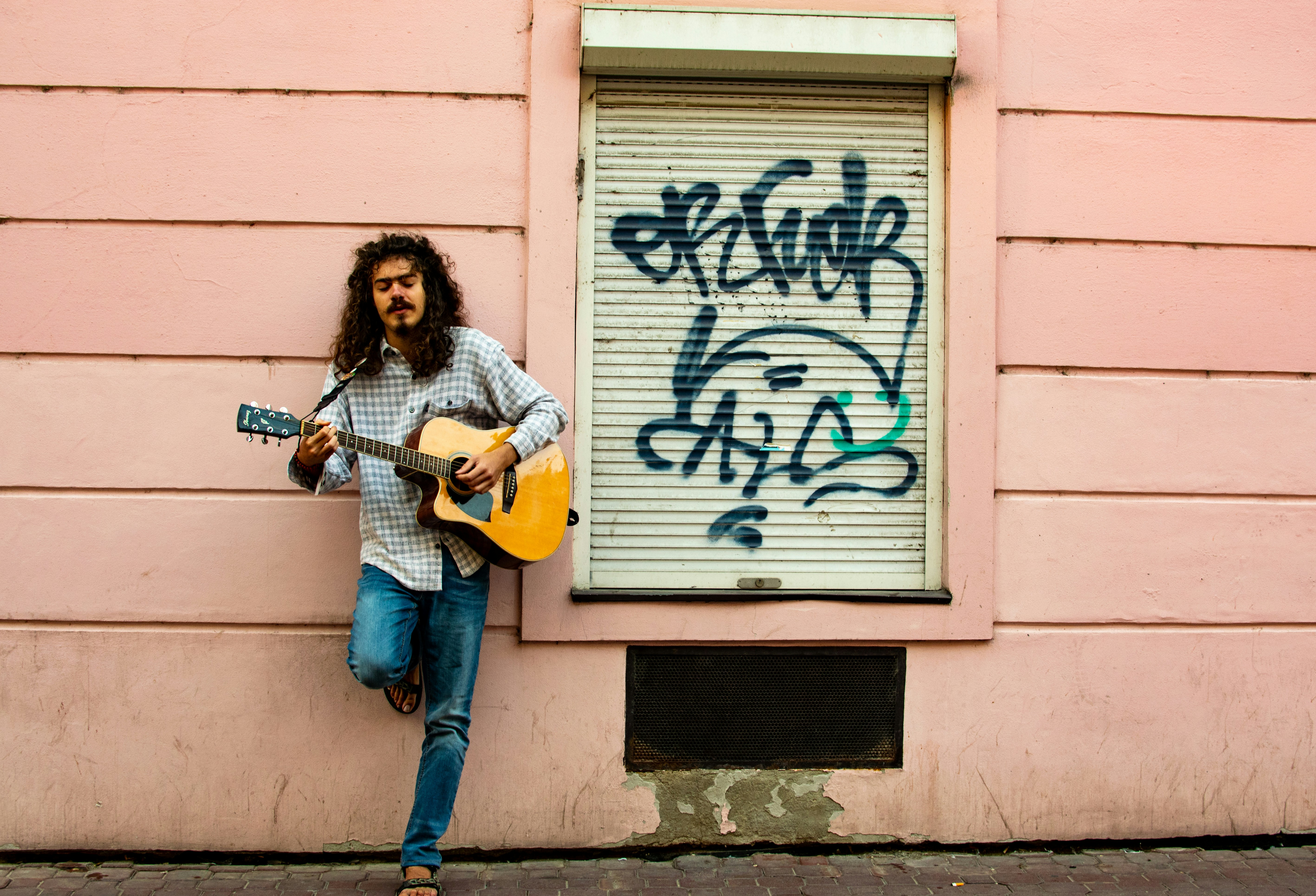 guitarist on street