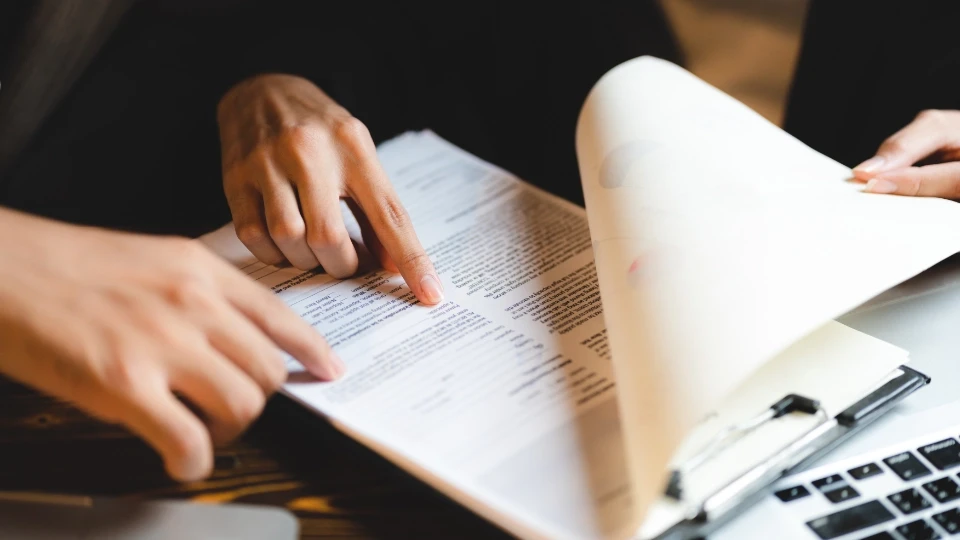 avocat lisant un document