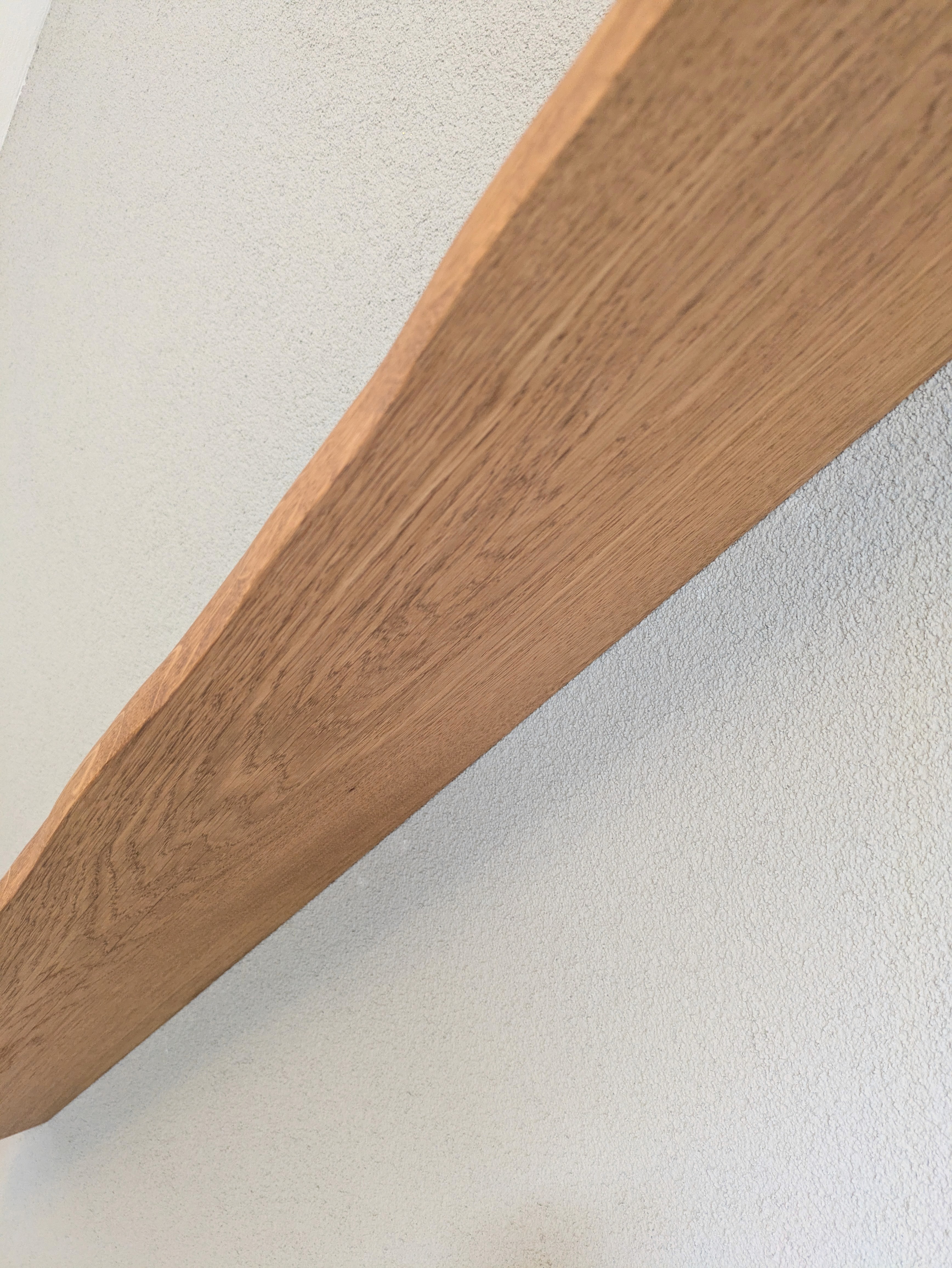 Detail van een nerftekening van de onderkant van een eikenhouten wandplank die onzichtbaar is gemonteerd tegen een muur