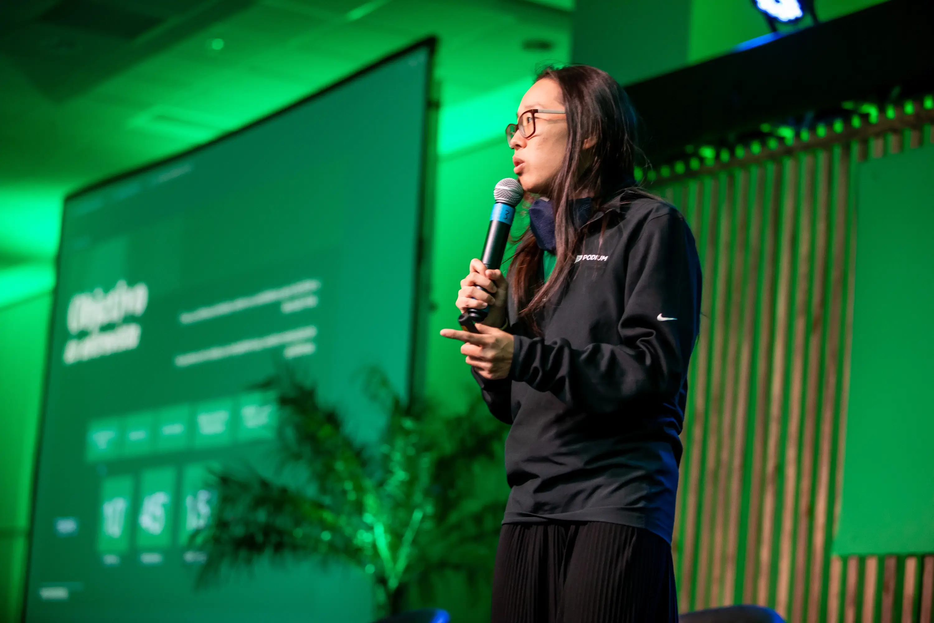 palestrante em cima de palco em outro evento