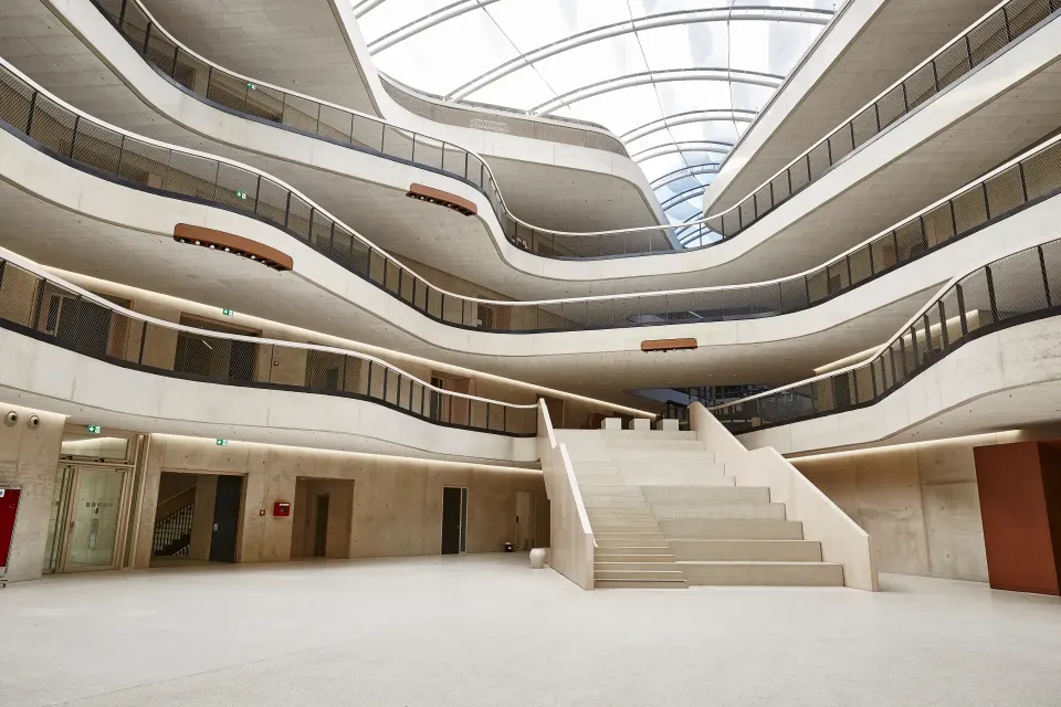 Interior de un edificio residencial moderno, representativo del seguro multirriesgo integral para comunidades de propietarios y vecinos en Murcia.