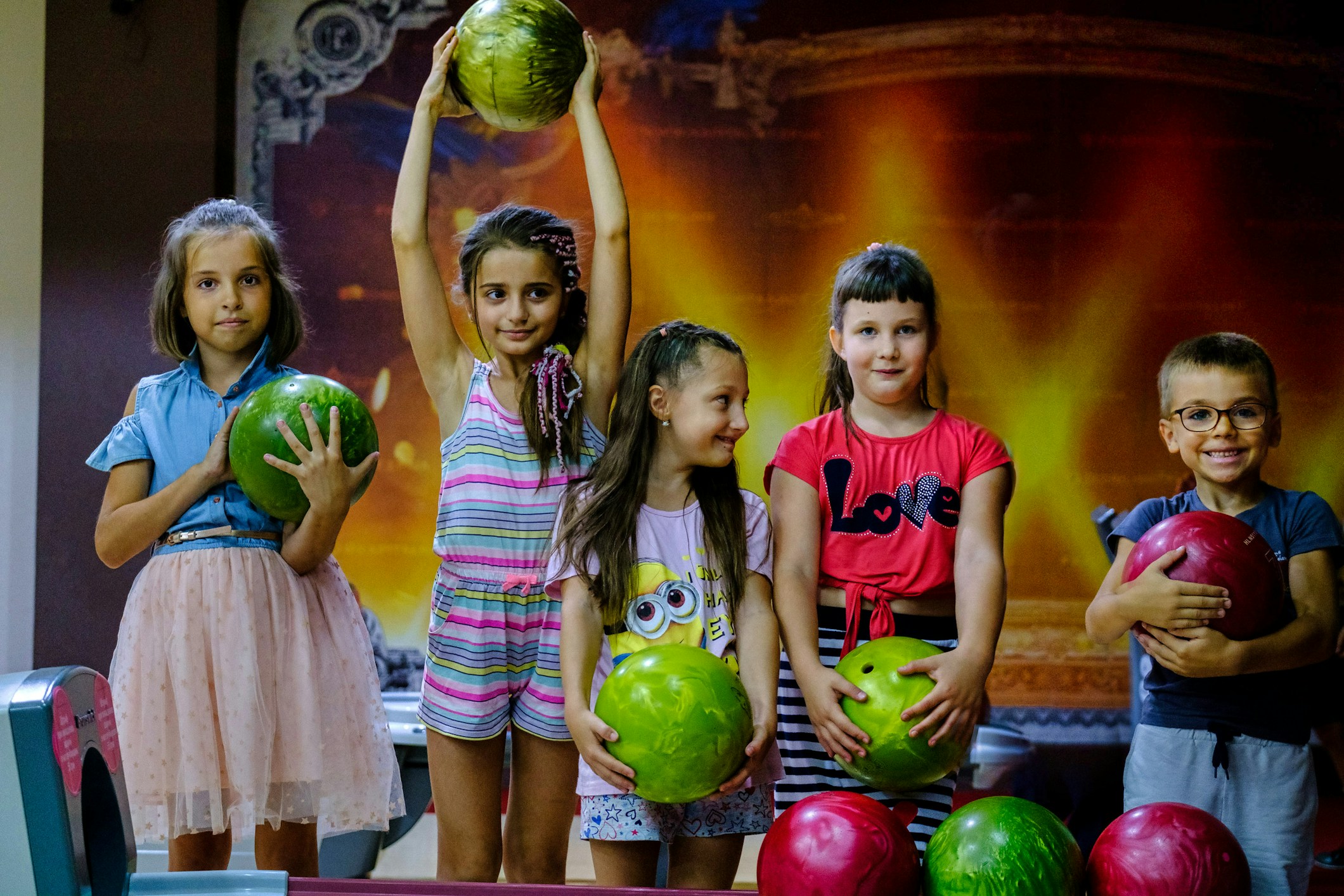 Enfants jouant au bowling lors d’un anniversaire