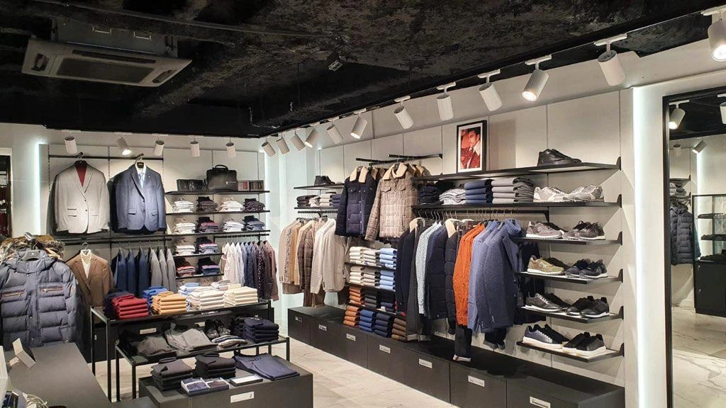 intérieur magasin izac montrant les vêtements disponibles