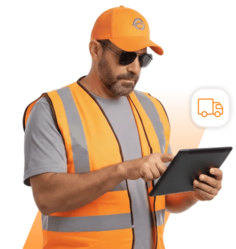 Homem de boné utilizando um tablet