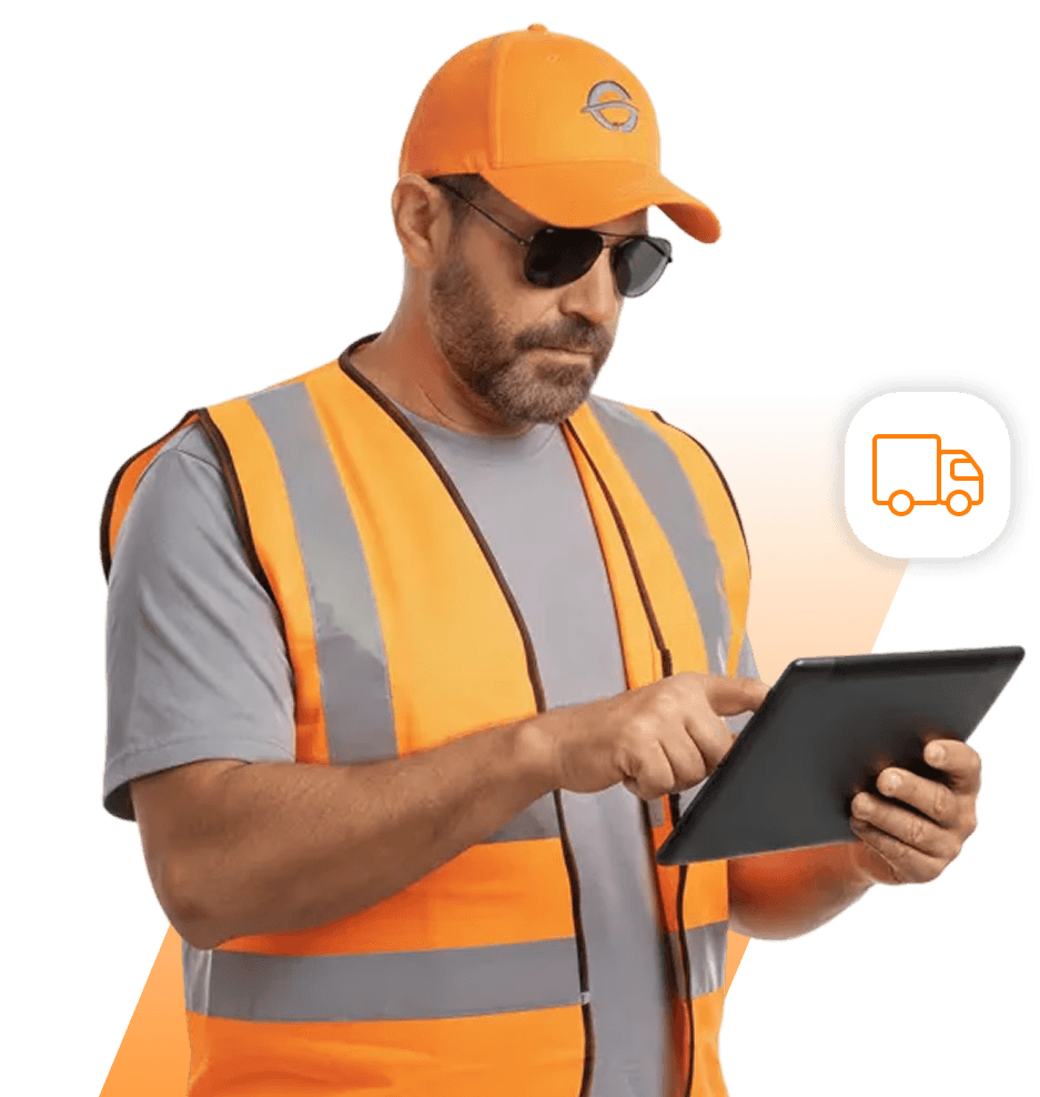 Homem de boné utilizando um tablet