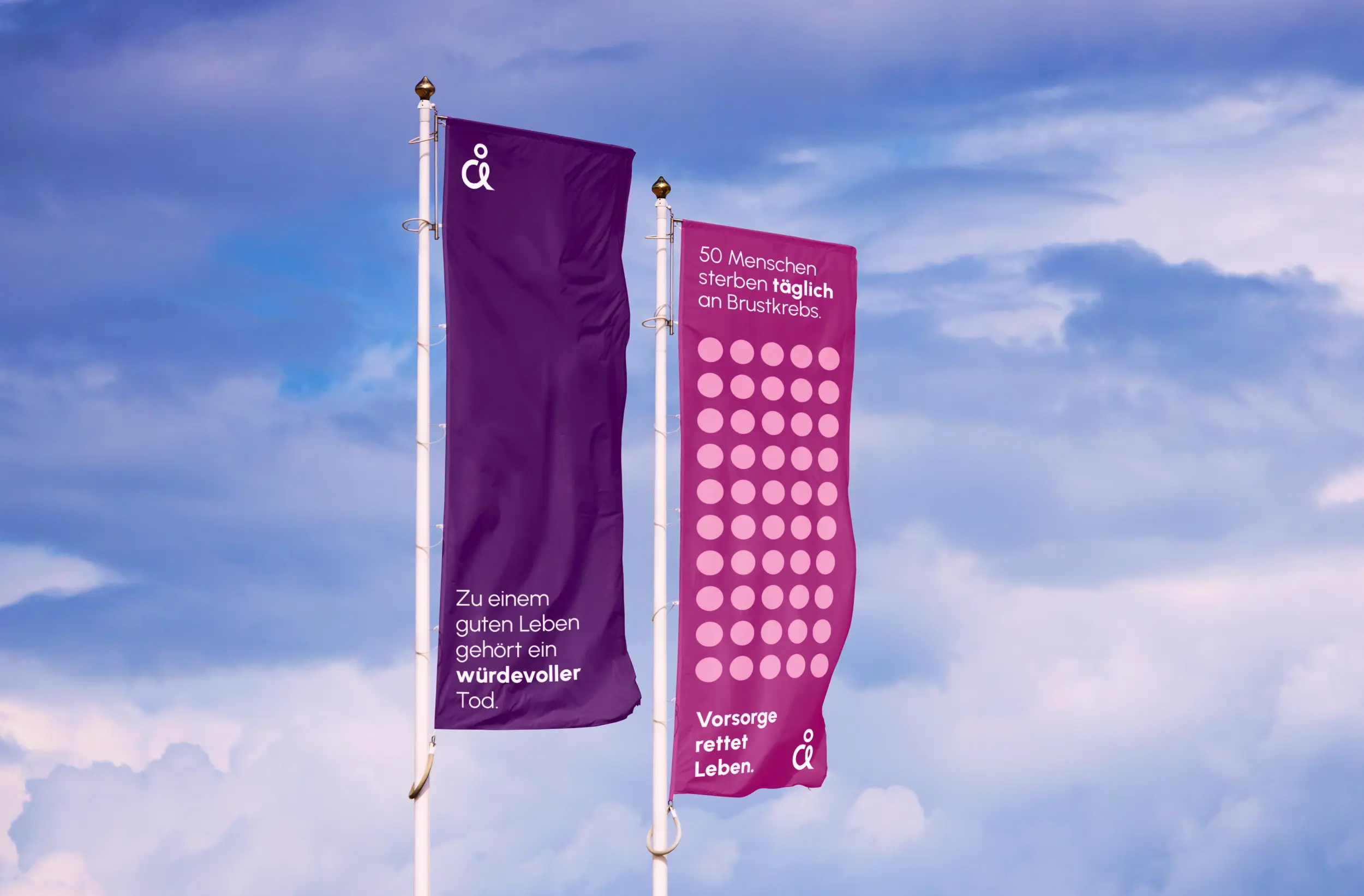 Zwei Werbebanner: links lila mit „Zu einem guten Leben gehört ein würdevoller Tod.“, rechts pink mit „50 Menschen sterben täglich an Brustkrebs“ und „Vorsorge rettet Leben“.