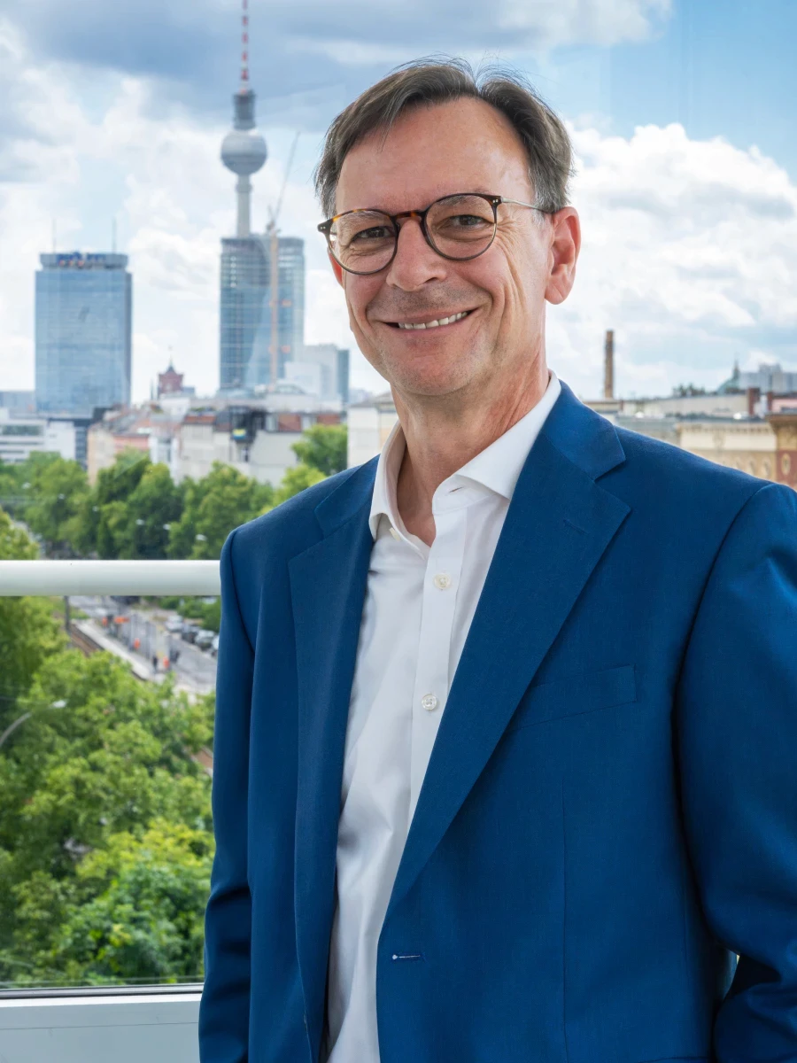 Porträt von Lutz Graupner, Steuerberater und Partner, vor der Berliner Skyline