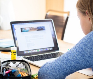 menina estudando no computador