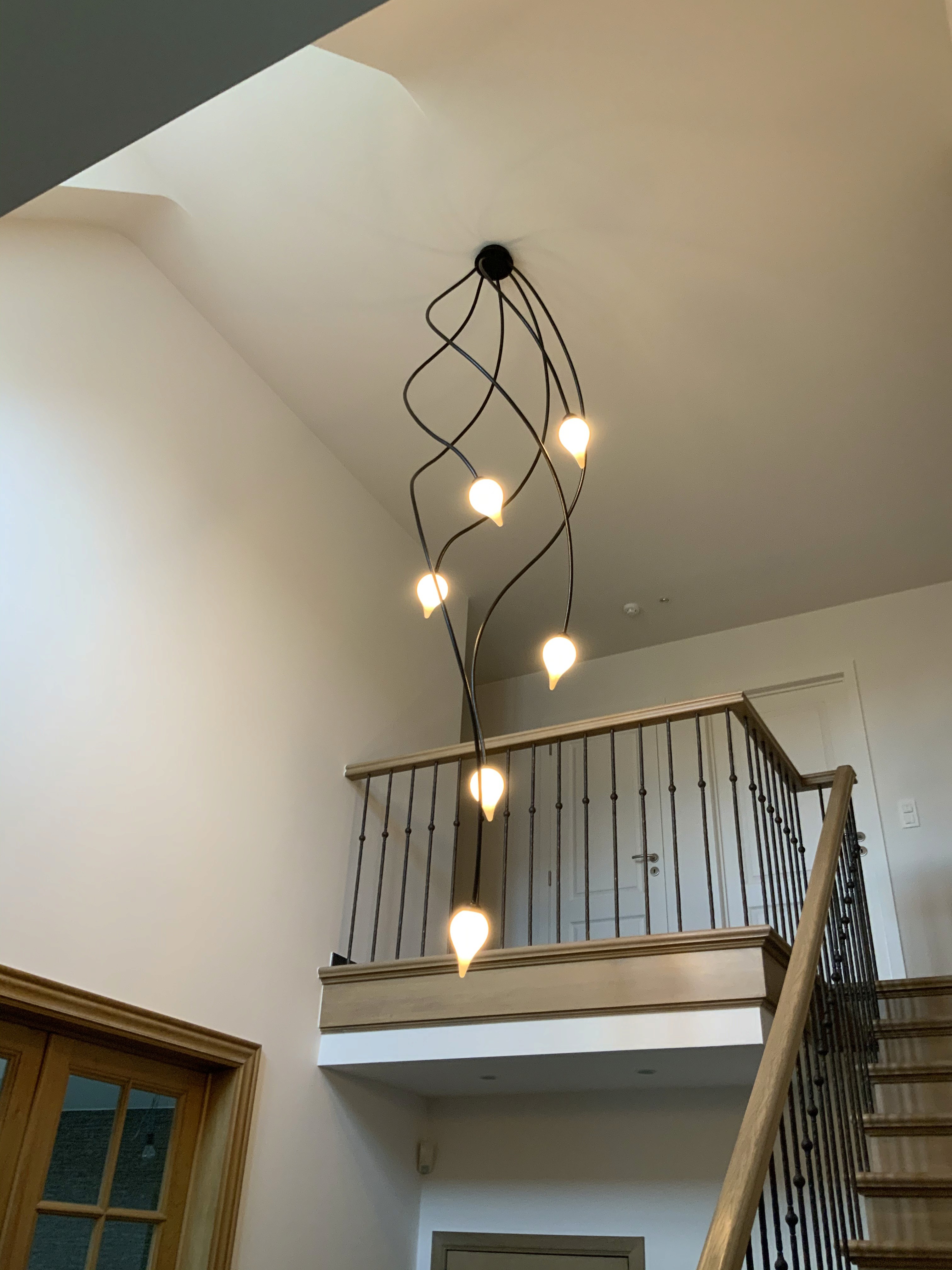 Maatwerk luster van Bellini Lighting in een open ruimte met architecturale uitstraling en warm licht