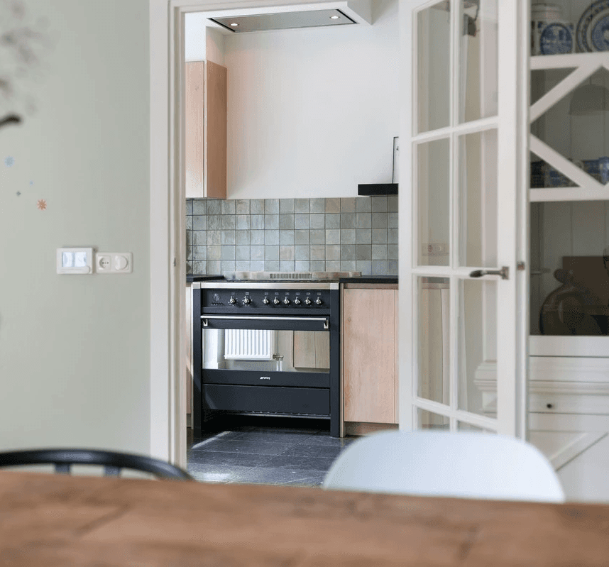 keuken hout met groene tegels