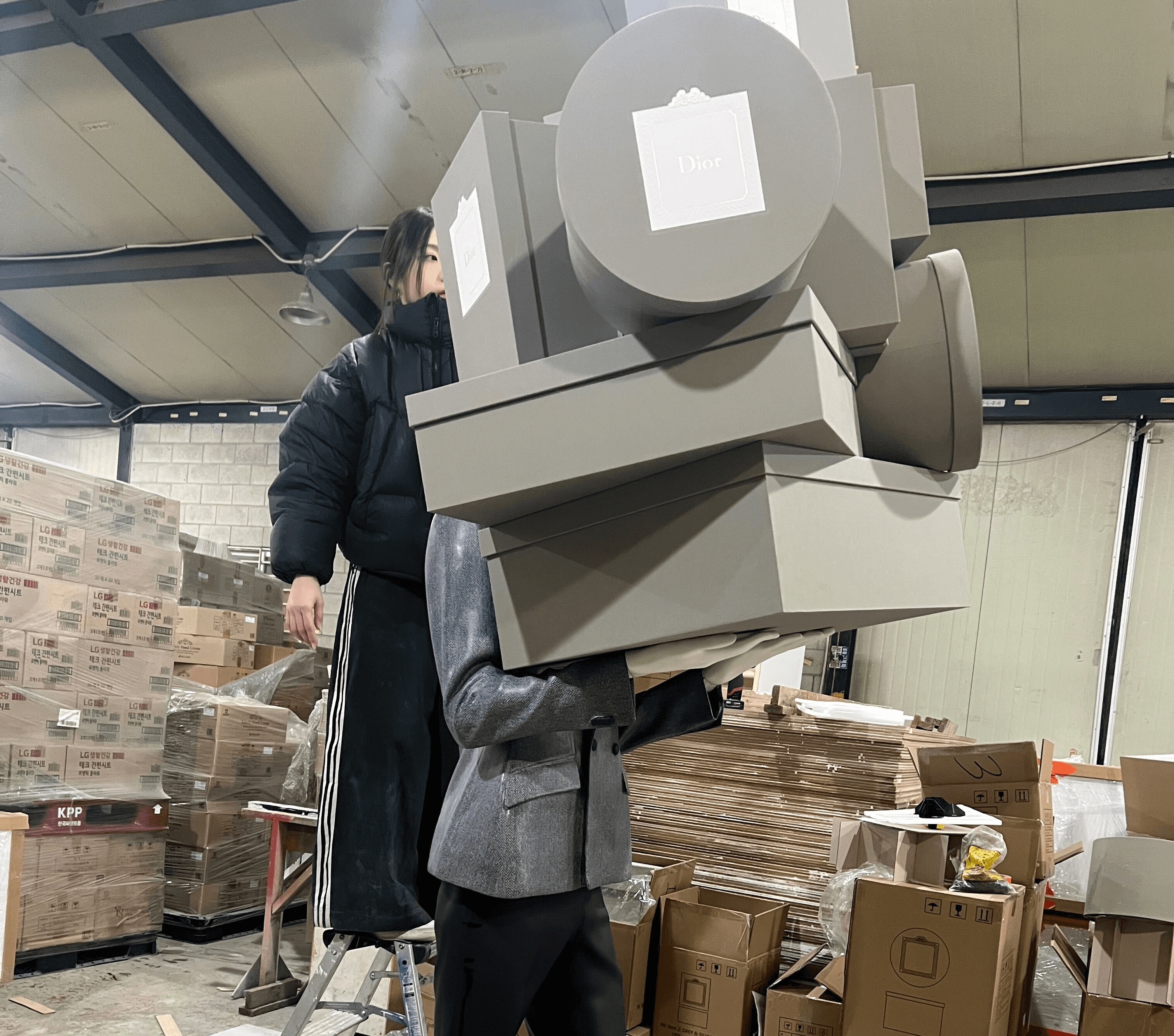 Dior 팝업 메인 월 박스 조형물 설치, 원형·사각 Dior 박스를 격자 구성한 대형 상업 공간 조형물, 주름지 오브제 제작 및 설치